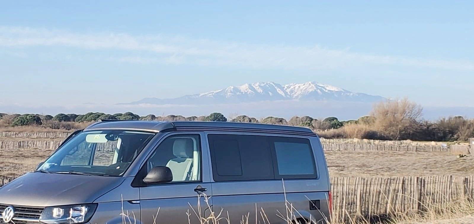 schräge Vorderansicht Volkswagen T6 California Coast - Yescapa