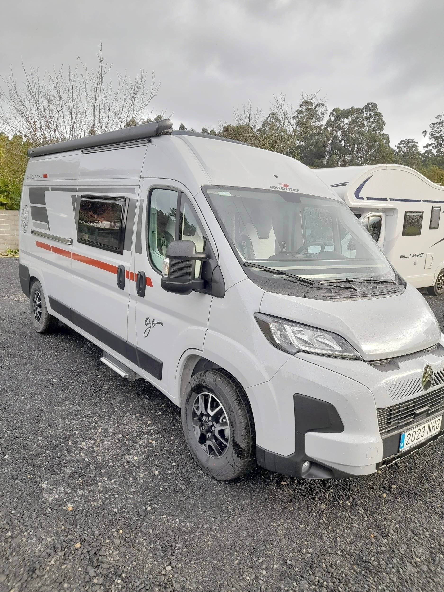 Front view from 3/4 Citroën Jumper 2,2 l 140 ch - Yescapa