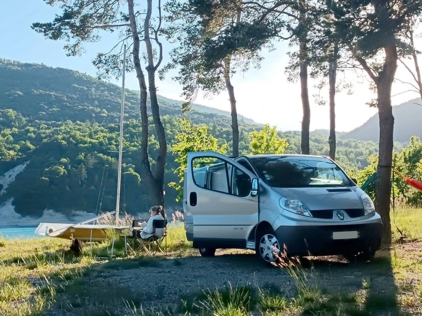 Vista de 3/4 Renault 2,0 l dCi 115 ch - Yescapa