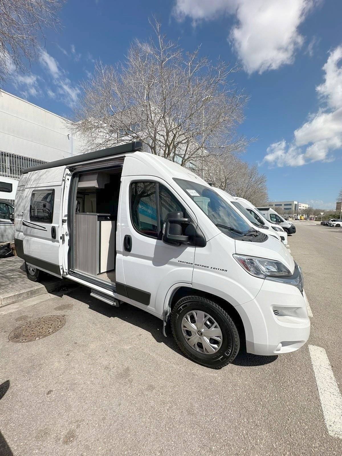 Vue avant de 3/4 Citroën Jumper 1,6 l Blue HDI 95 ch - Yescapa