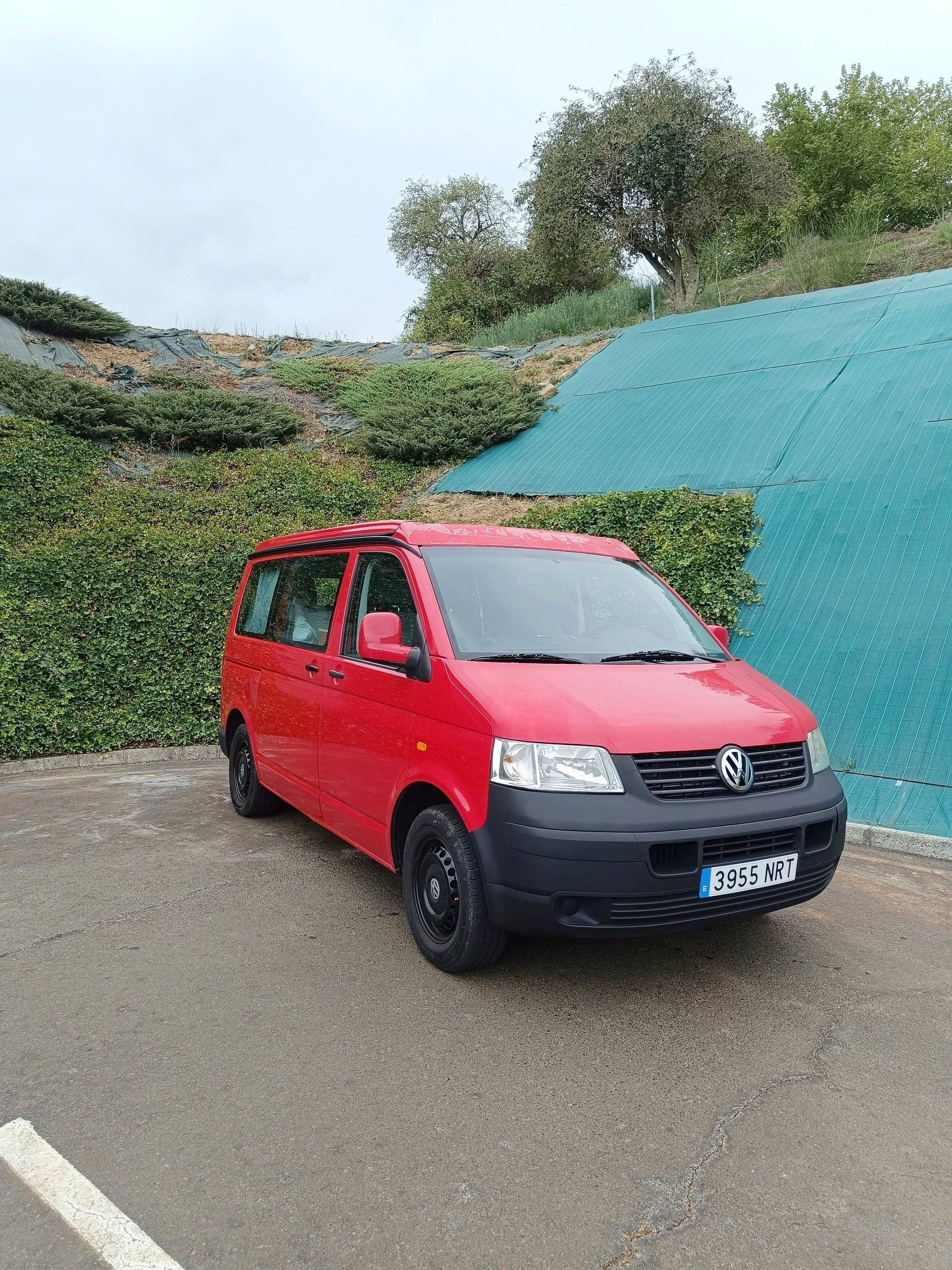Front view from 3/4 Volkswagen T5 1,9 l 102 ch - Yescapa