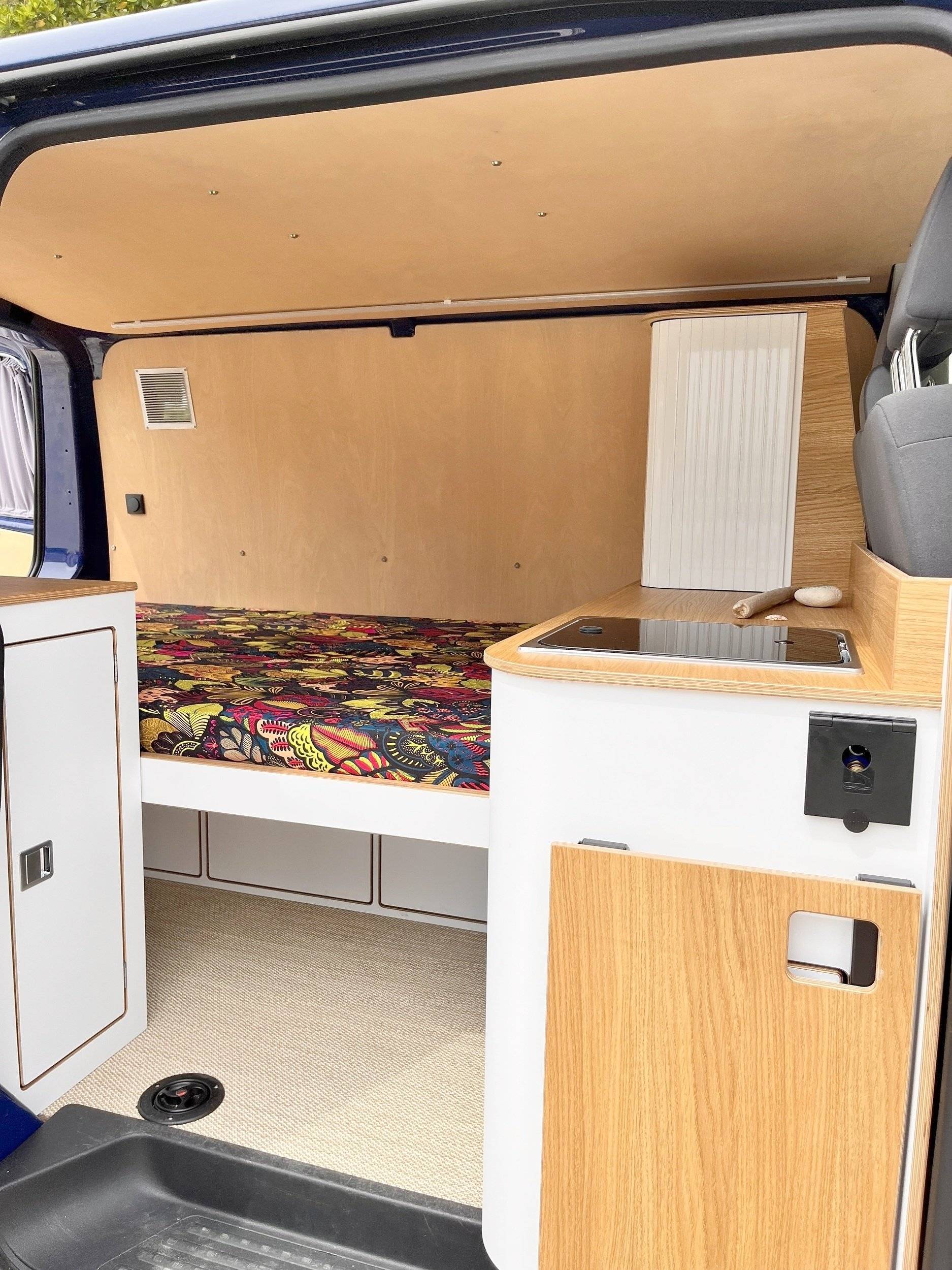 Banana Van Volkswagen Transporter T5