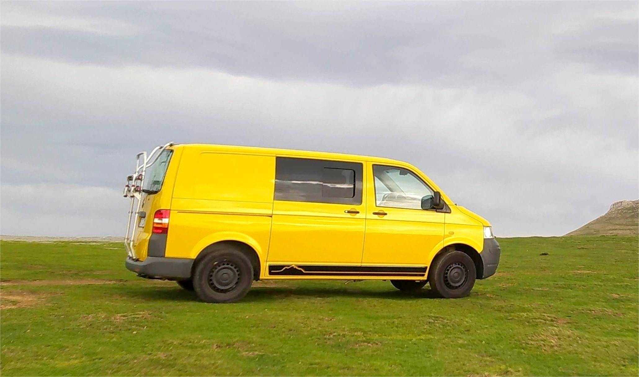 Vista del vehicle angle davanter Volkswagen T5 1,9 l 102 ch - Yescapa