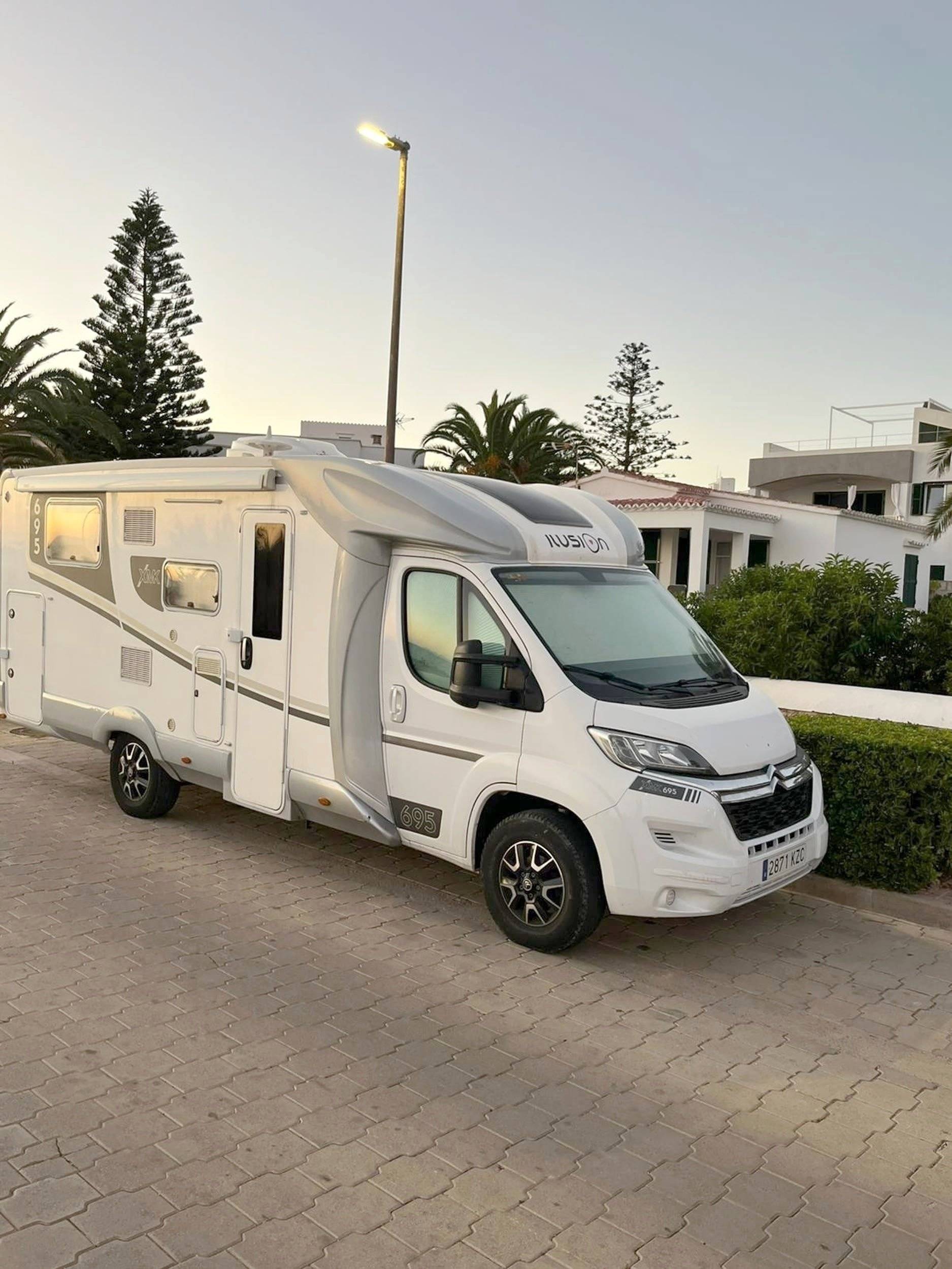 schräge Vorderansicht Citroën Citroen 2.2 HDI 165cv - Yescapa