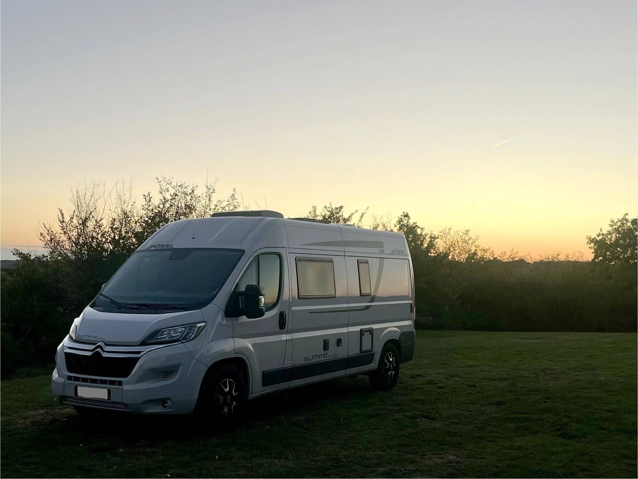 Vue avant de 3/4 Citroën Jumper 2,2 HDi 140 - Yescapa