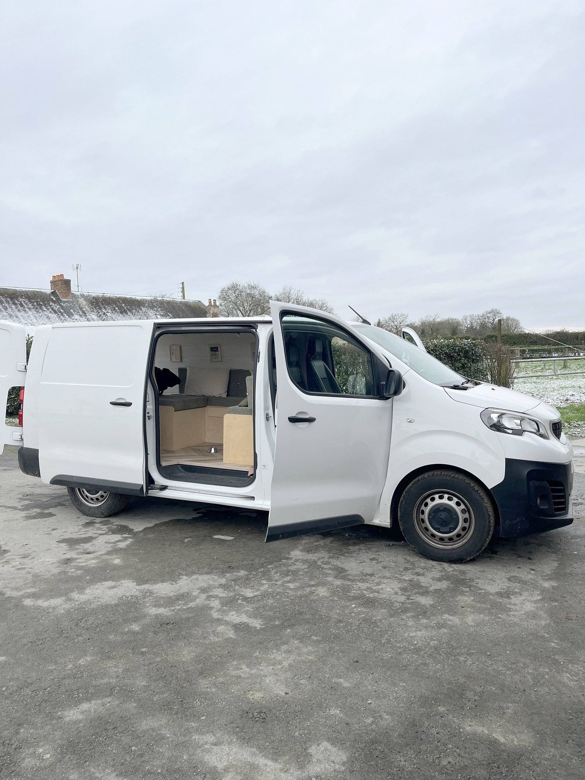 Vue avant de 3/4 Peugeot Expert HDI 120cv S&S BVM6 - Yescapa