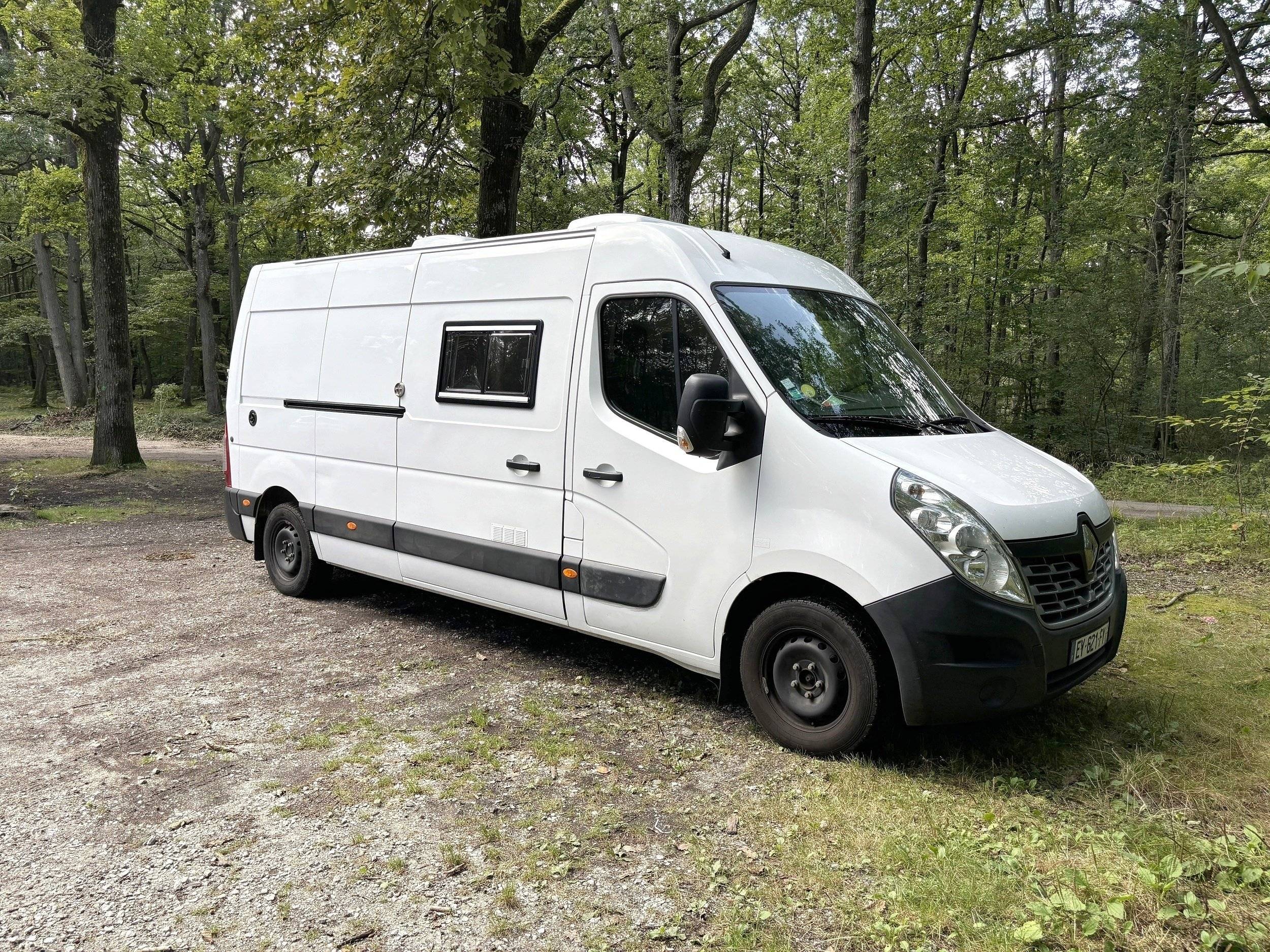 schräge Vorderansicht Renault Master 2,3 l dci 130 ch - Yescapa