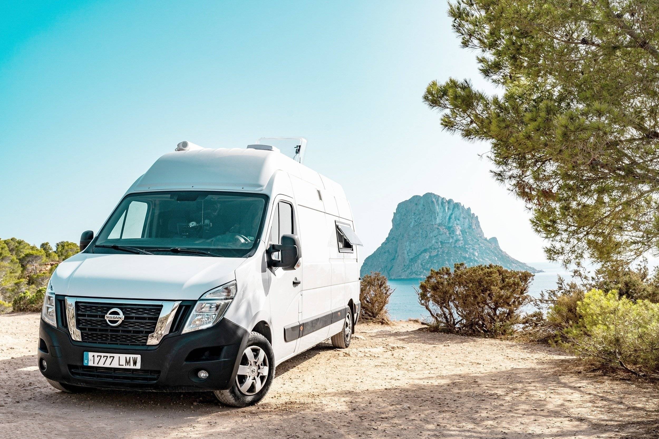 Vue avant de 3/4 Nissan nv400 - Yescapa