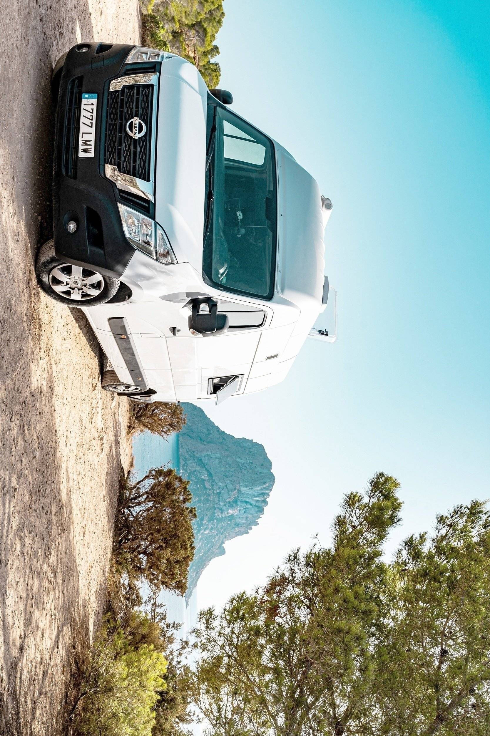 schräge Vorderansicht Nissan nv400 - Yescapa