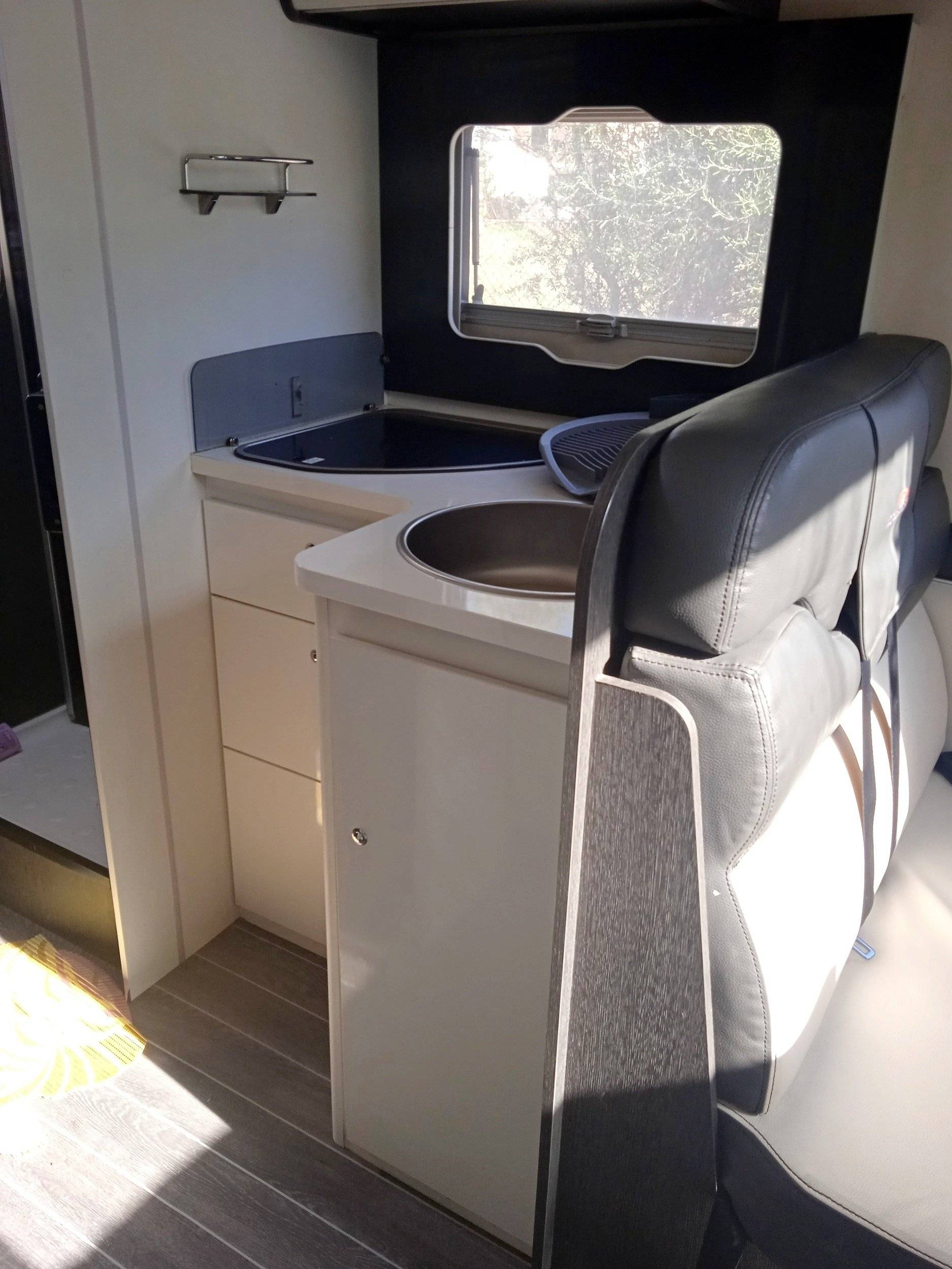 Angolo cucina Ford Kronos - Yescapa