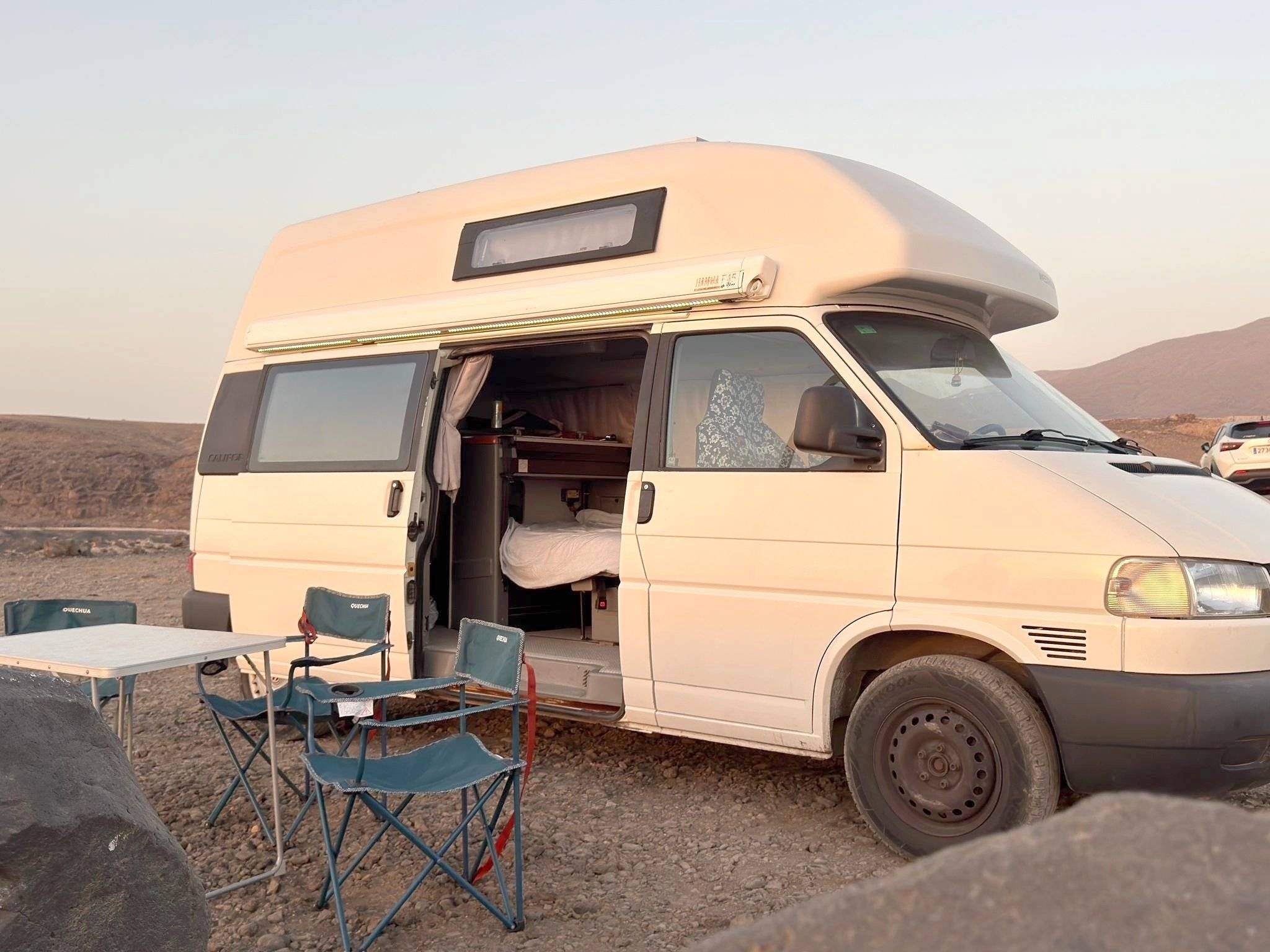 Dinette Volkswagen Transporter t4 california exclusive 2.5 tdi 150 ch - Yescapa