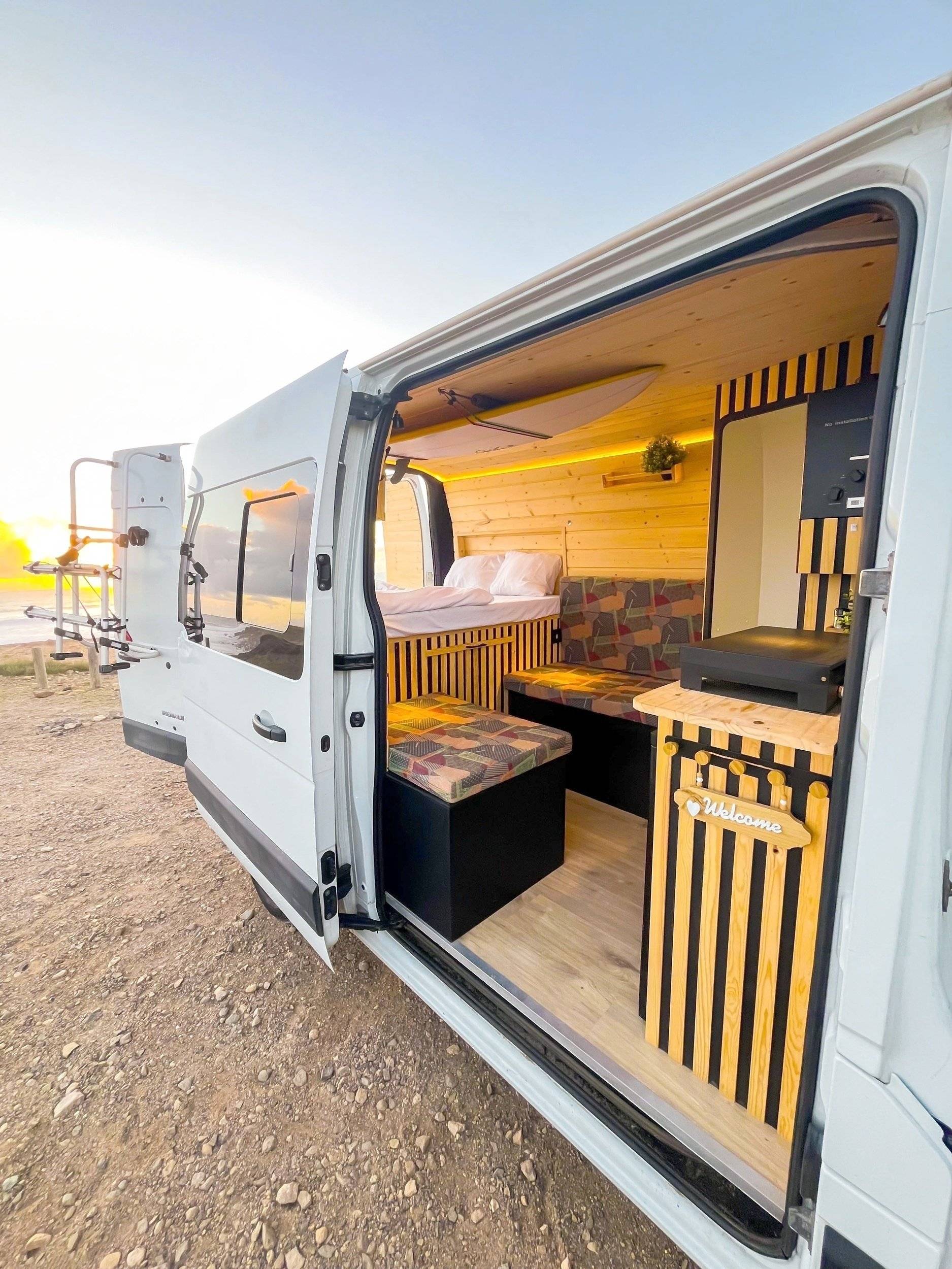 Dining Area Renault Renault master - Yescapa