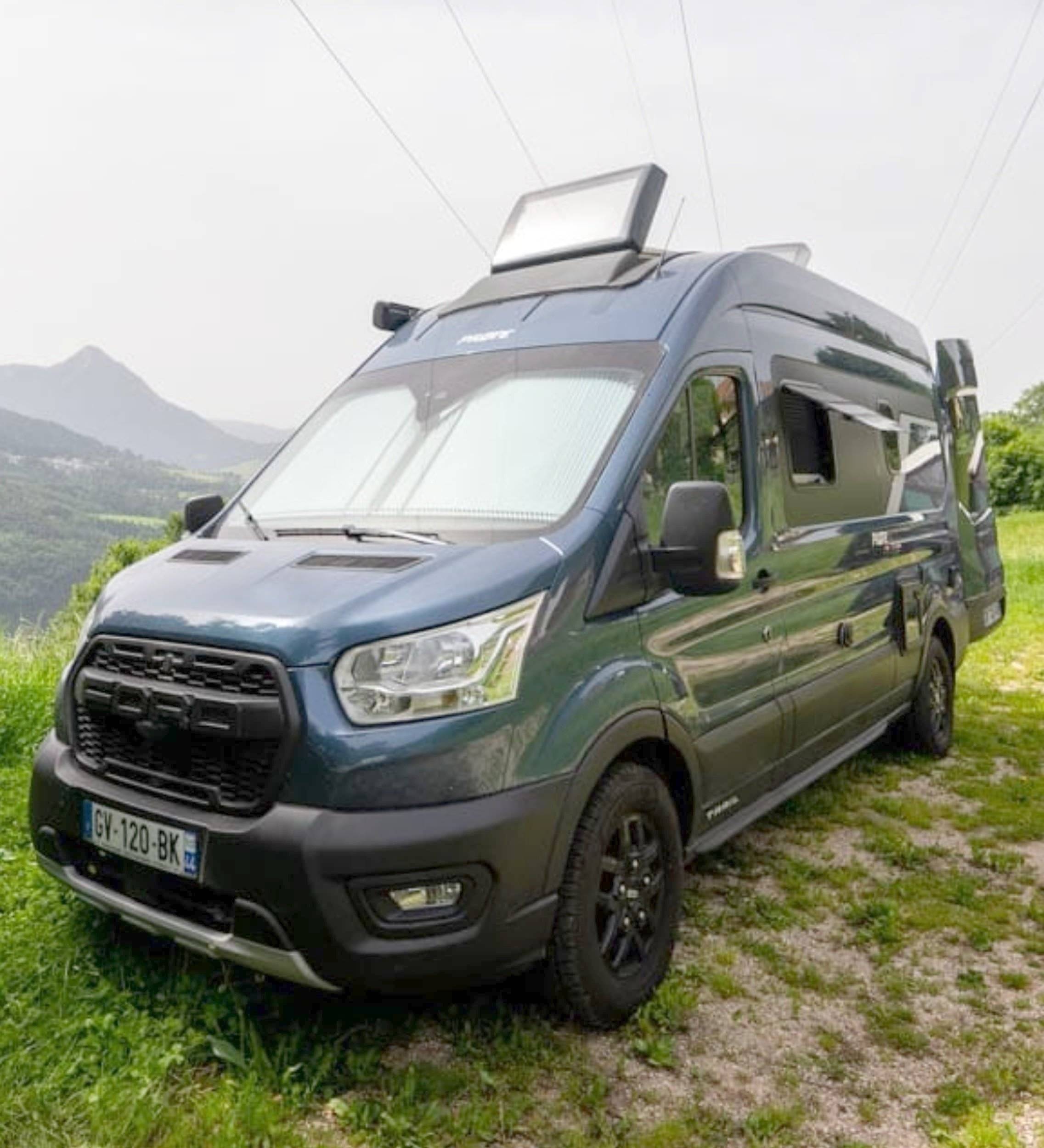 Vista de 3/4 Ford Transit 2,0 l 170 ch - Yescapa