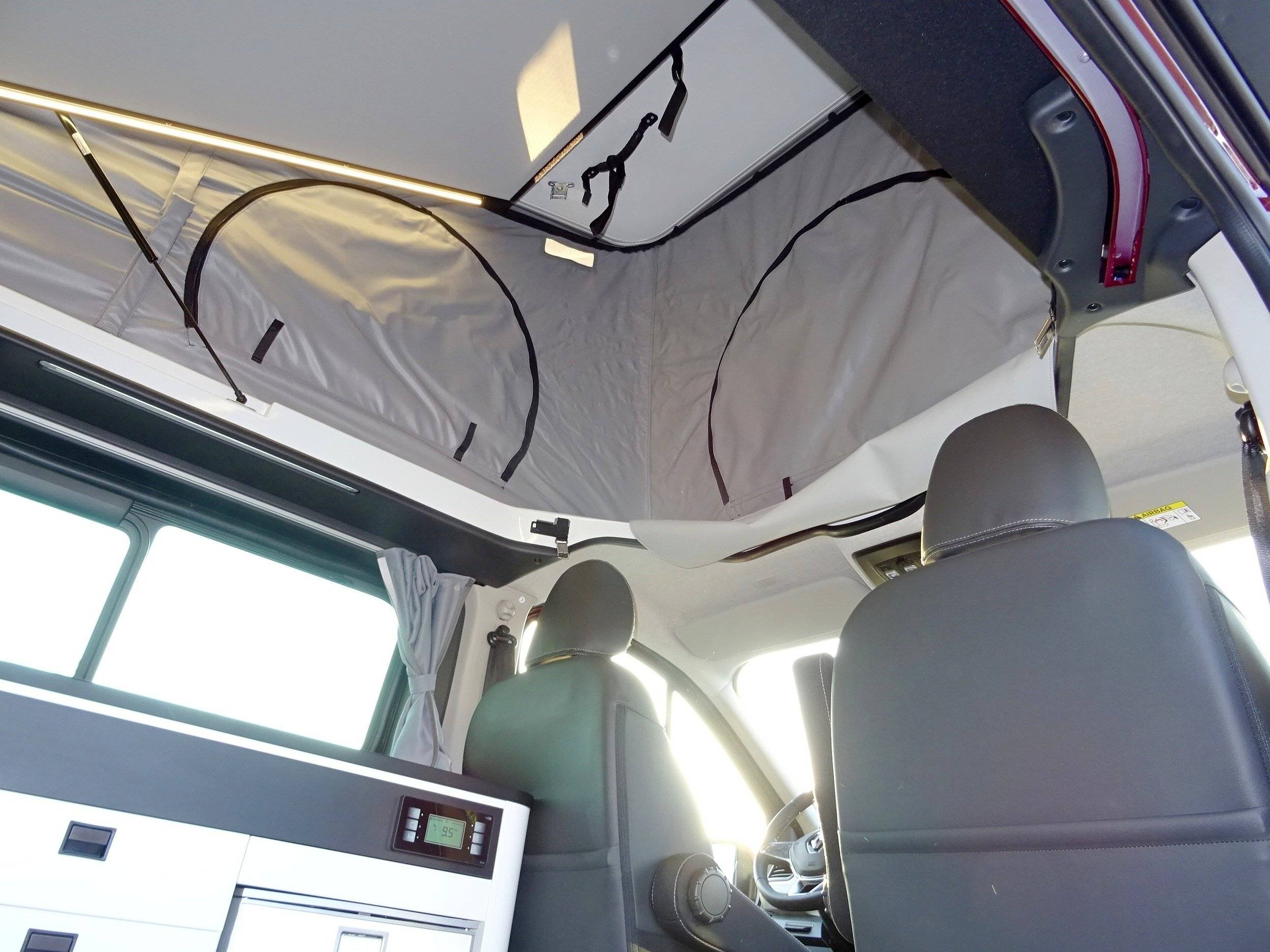 Berth Renault Renault Trafic III 2.0L DCI 170CV EDC - Yescapa