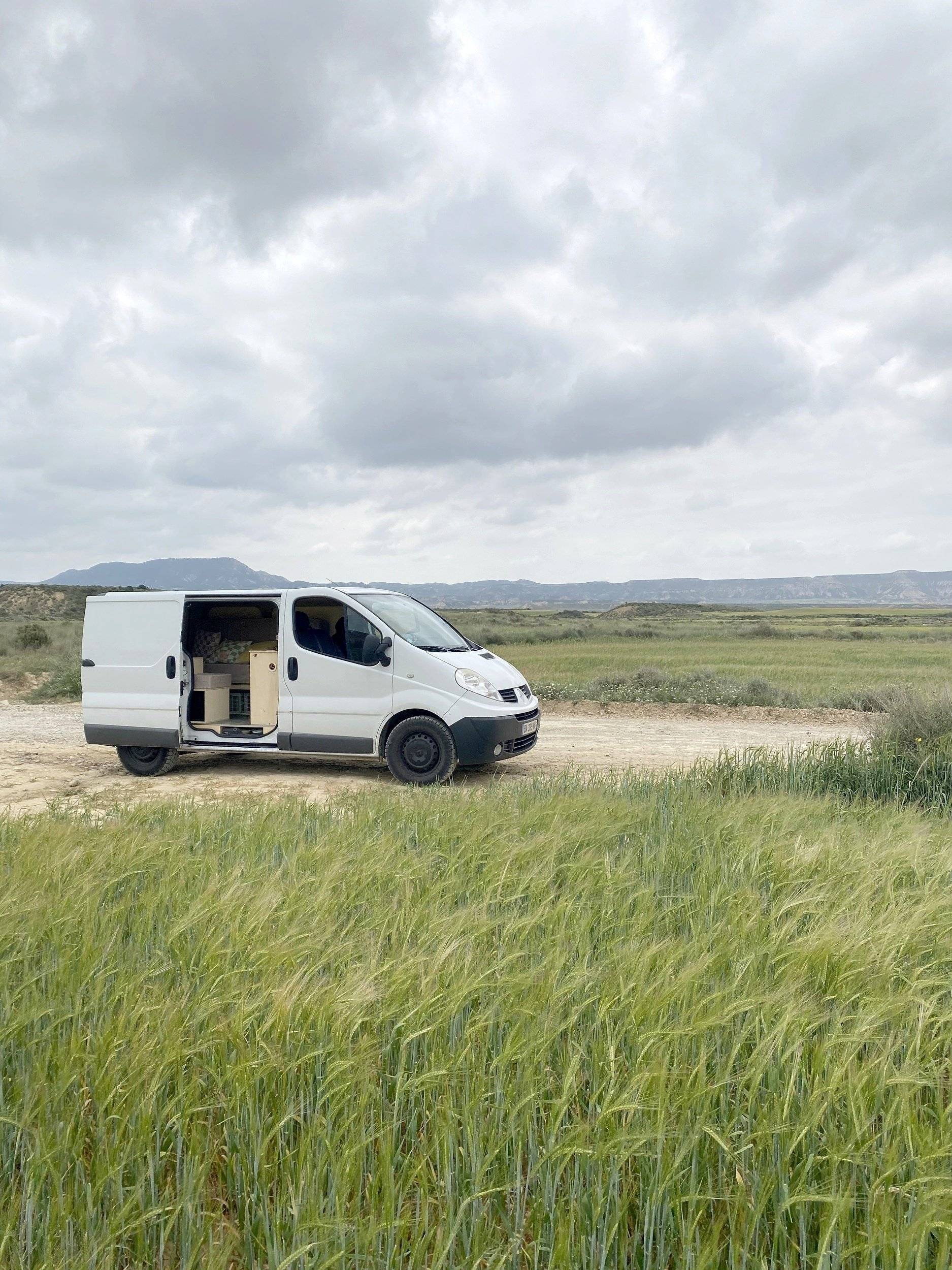 Vista del vehicle angle davanter Renault Trafic - Yescapa