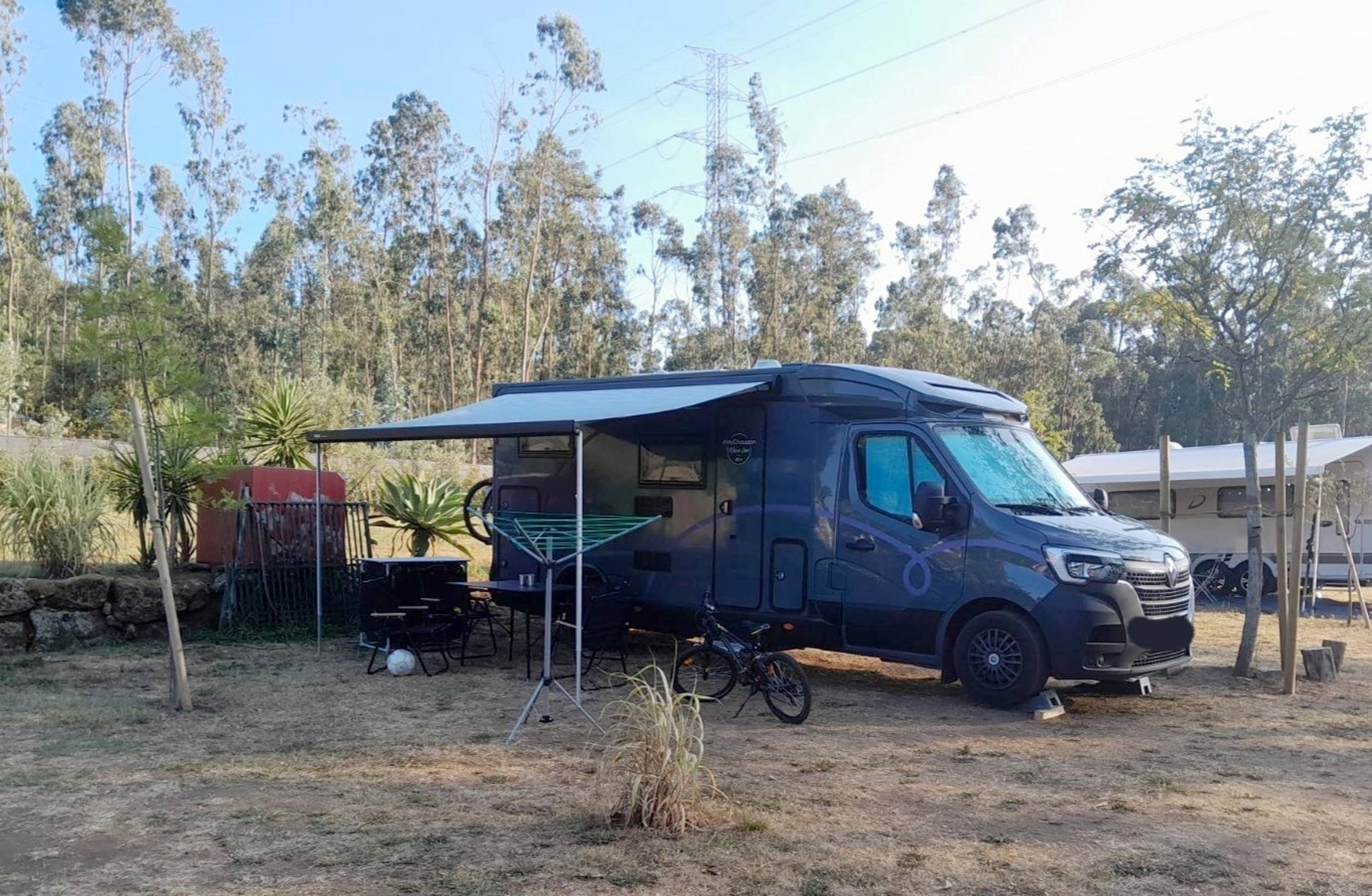 Vue avant de 3/4 Renault Master 2,3 l 145 ch - Yescapa