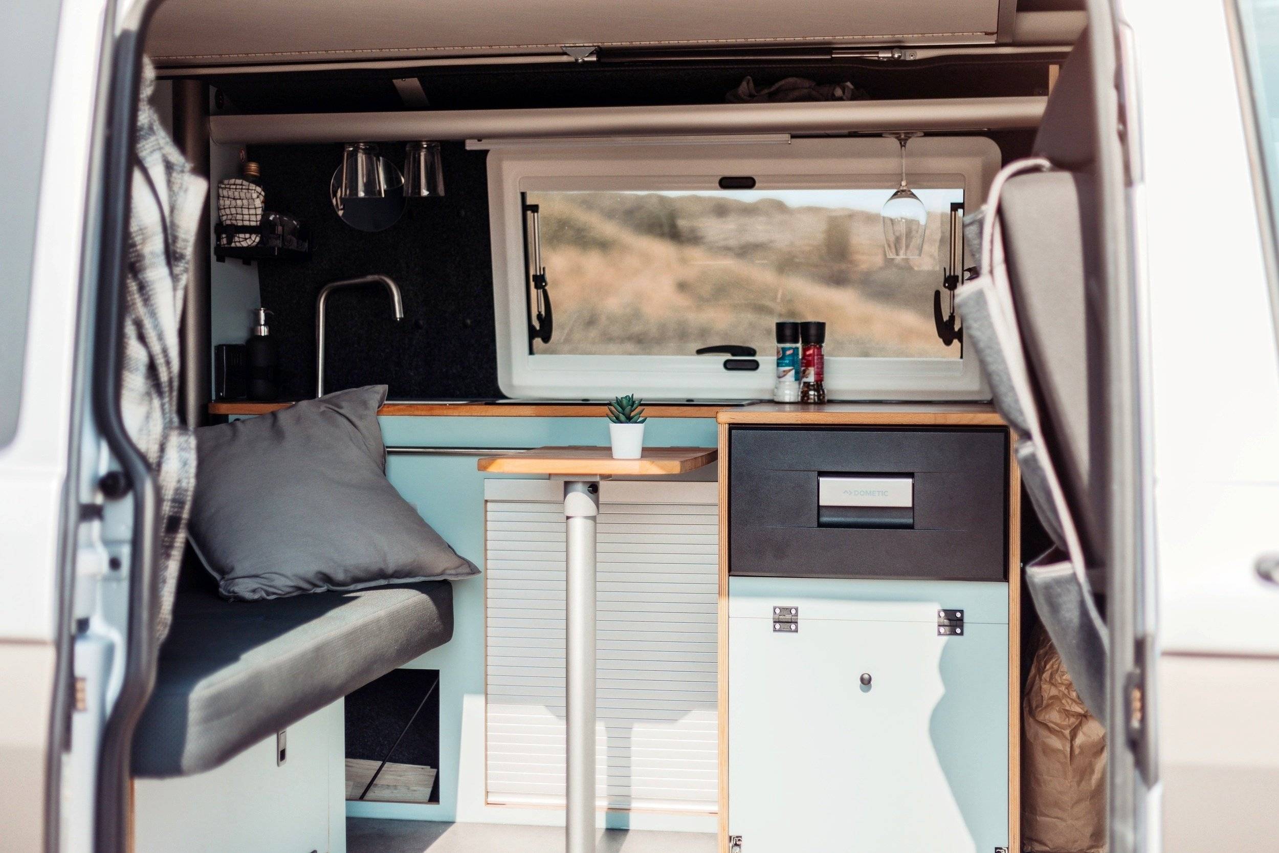 Dining Area Volkswagen Volkswagen T6 - Yescapa