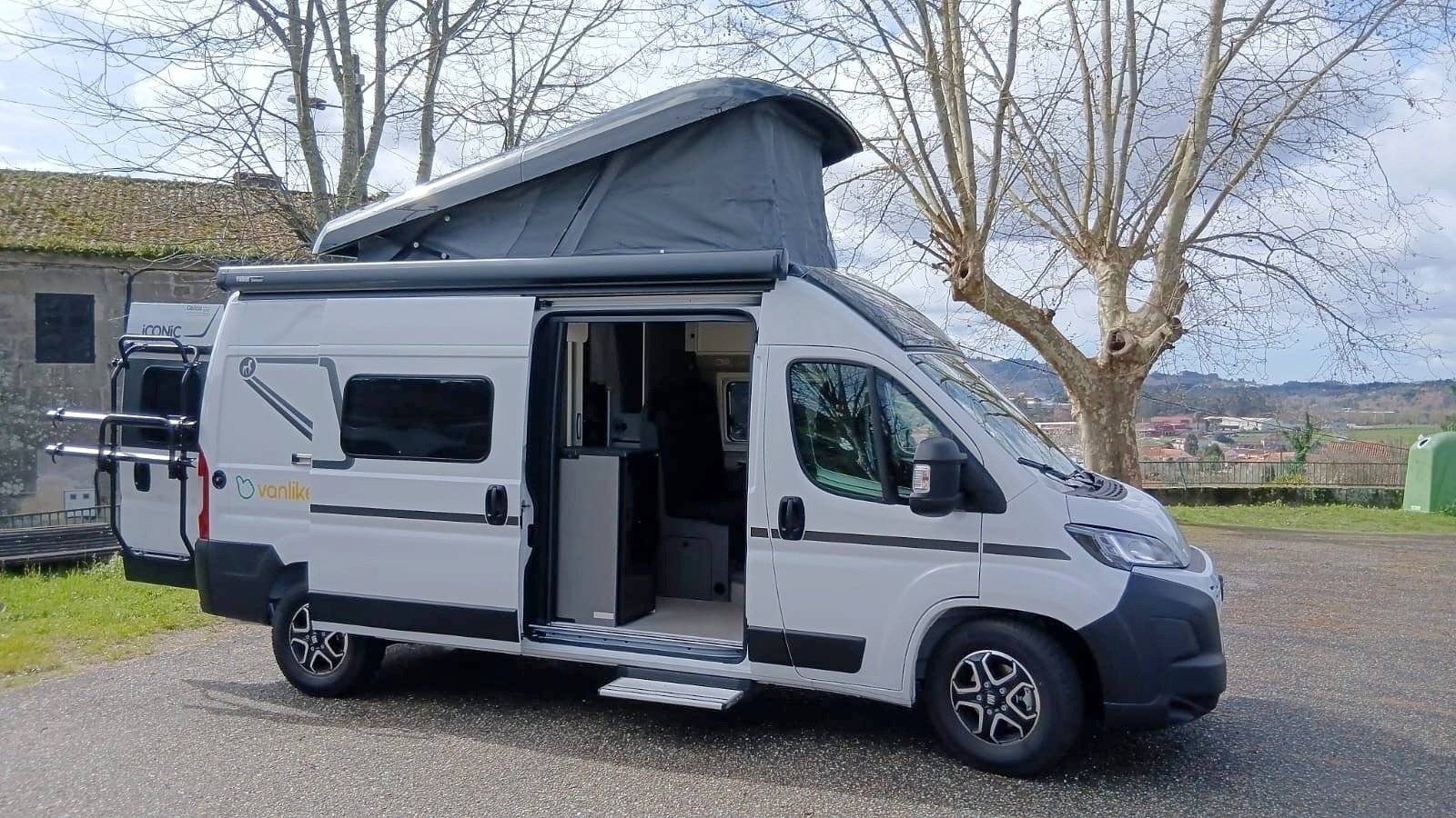 schräge Vorderansicht Fiat Ducato 2,2 l 100 ch - Yescapa