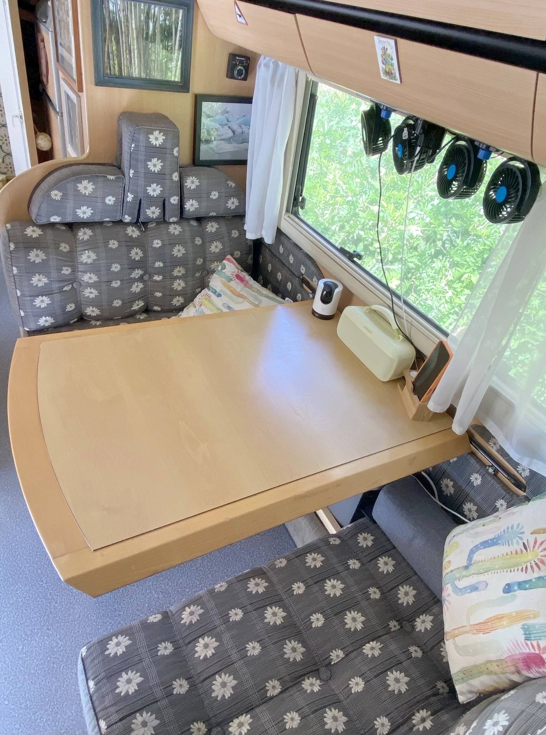 Dining Area Mercedes 312D - Yescapa