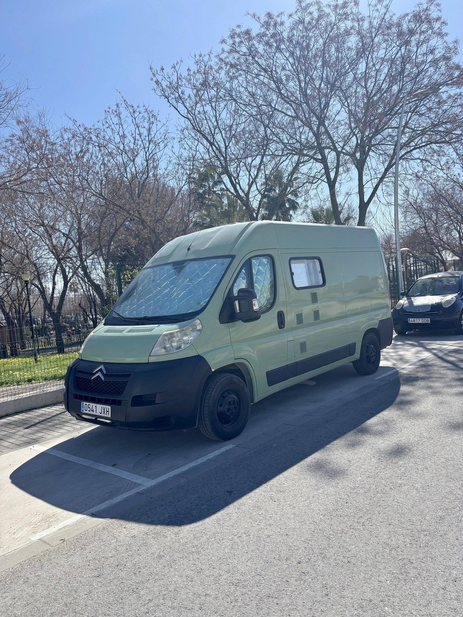 Vista de 3/4 Citroën Jumper 2,2 l 110 ch - Yescapa