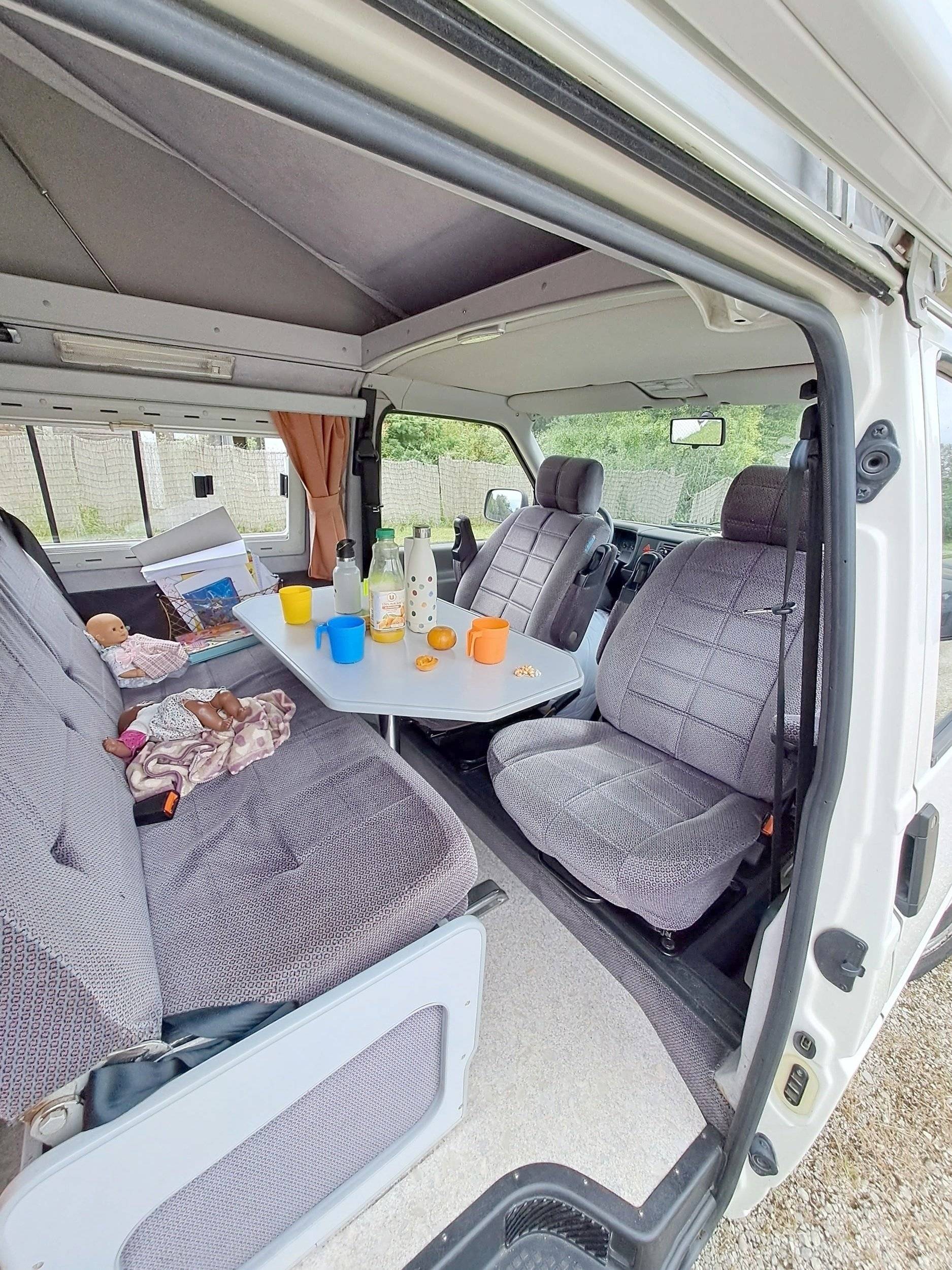 Dining Area Volkswagen Transporter T4 2,5l TDI - Yescapa