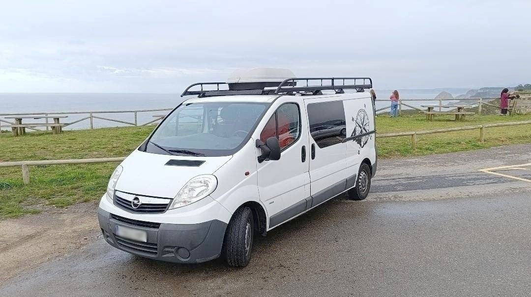 Vue avant de 3/4 Opel Vivaro - Yescapa