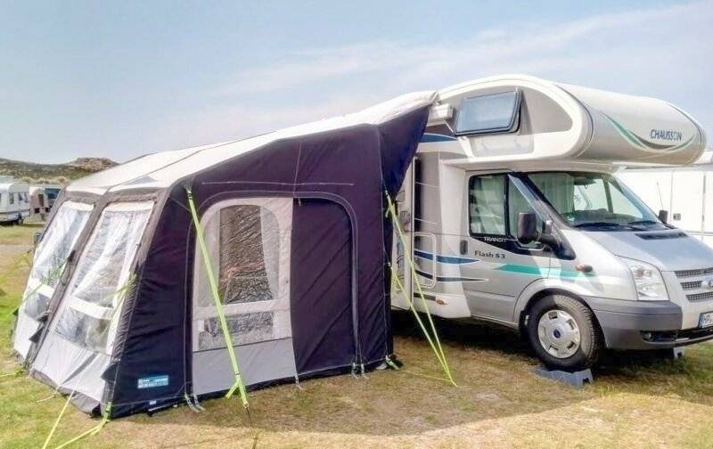 schräge Vorderansicht Ford Transit 2,2 l 140 ch - Yescapa