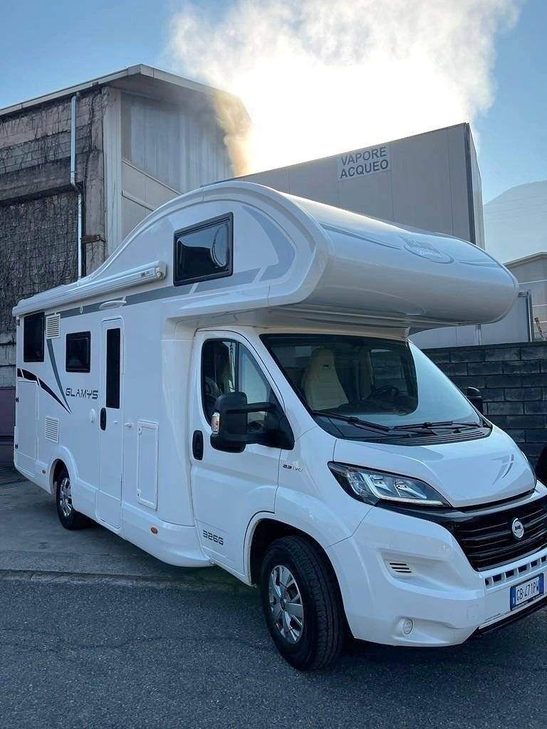 Front view from 3/4 Ford Transit 2,0 l 115 ch - Yescapa