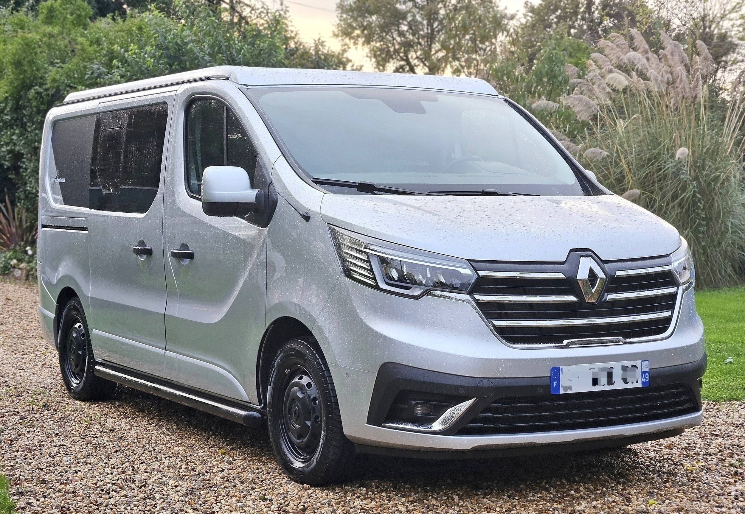 Vue avant de 3/4 Renault Trafic 150cv Boite auto - Yescapa