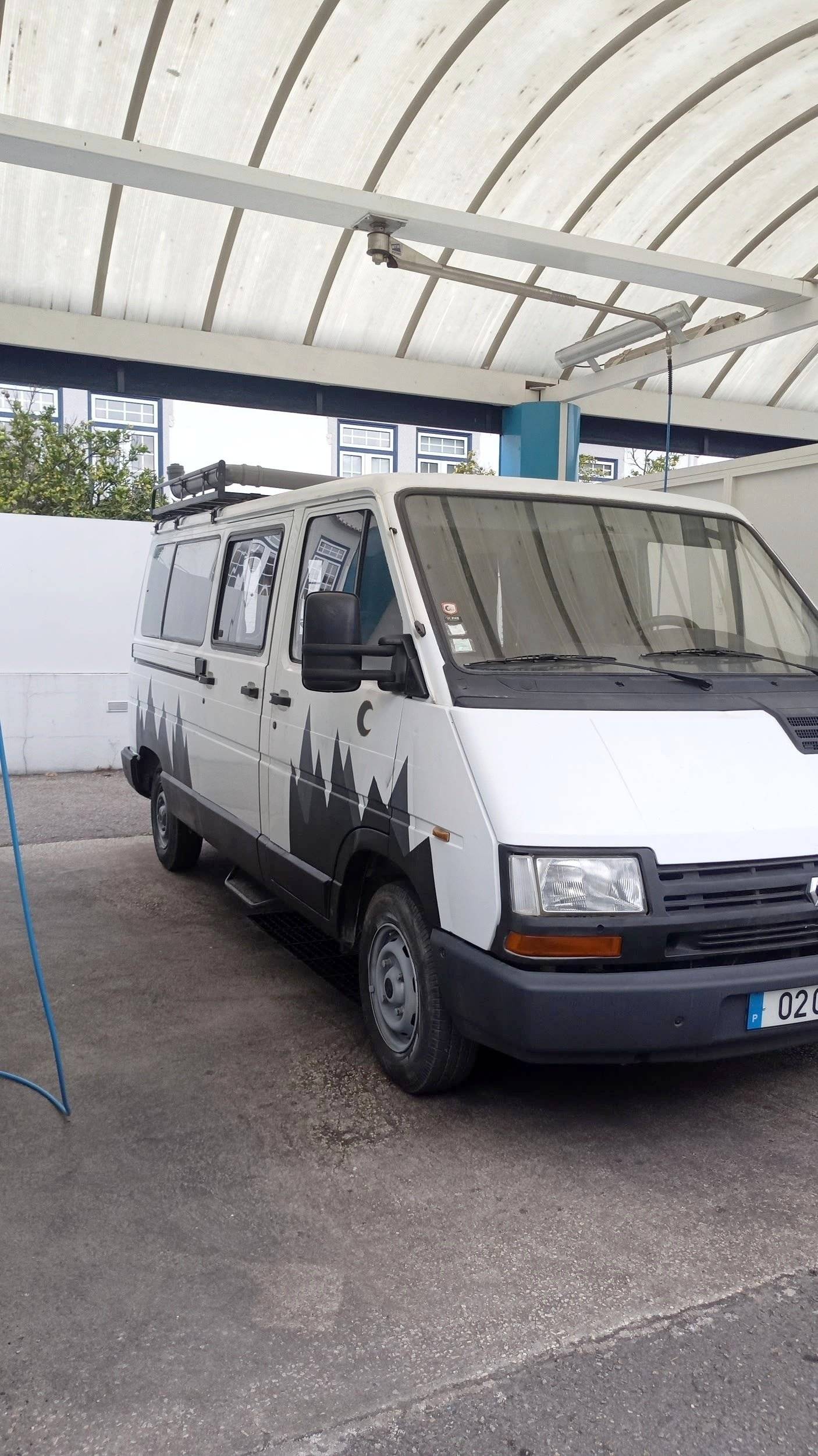 Front view from 3/4 Renault Trafic 2,5 l 100 ch - Yescapa