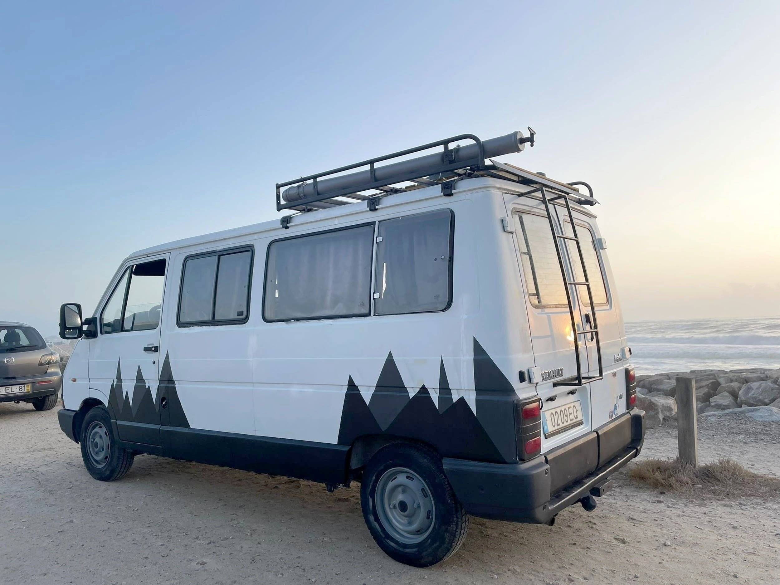 Front view from 3/4 Renault Trafic 2,5 l 100 ch - Yescapa