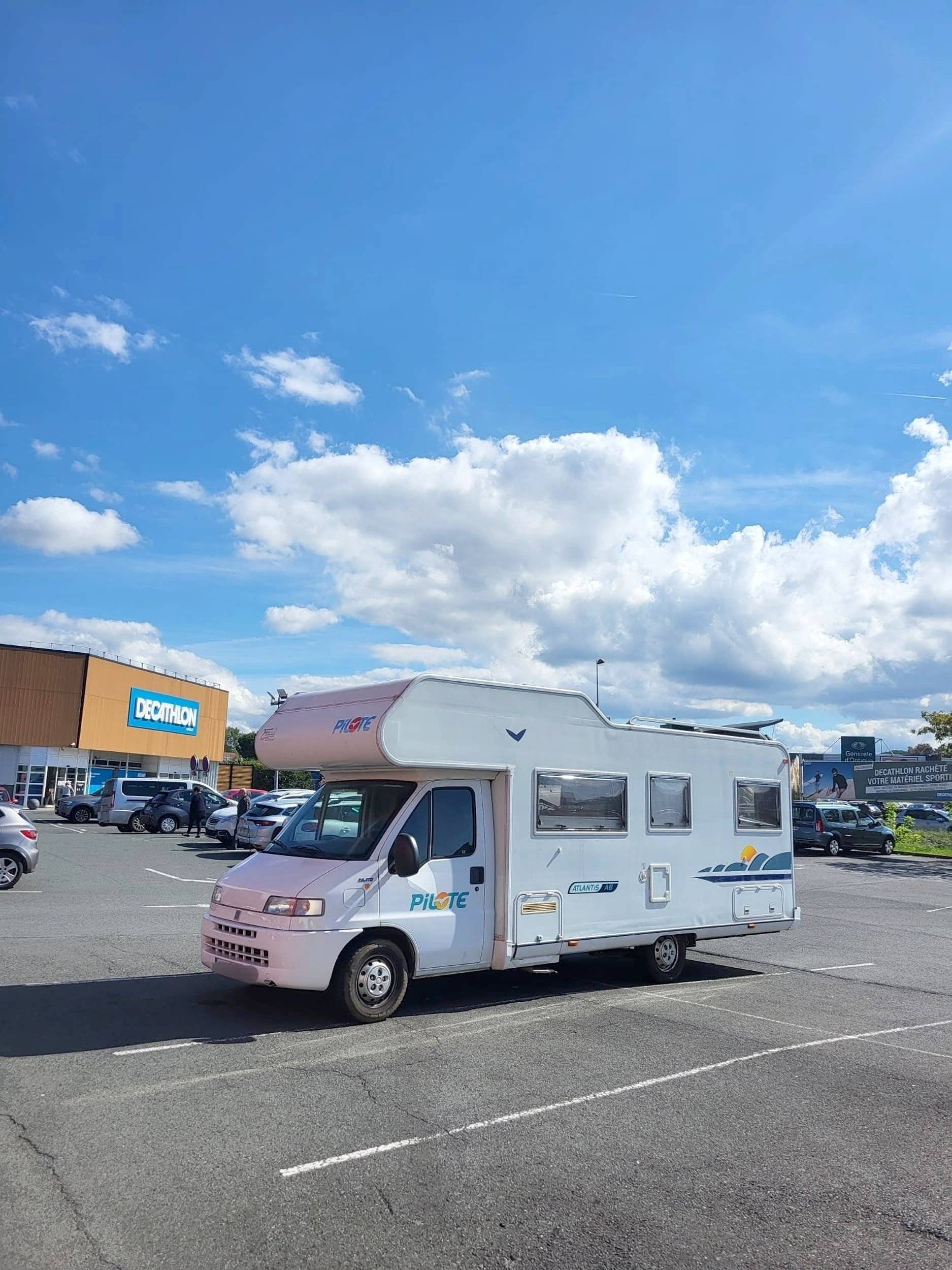 Front view from 3/4 Fiat ducato 2.8 JTD - Yescapa