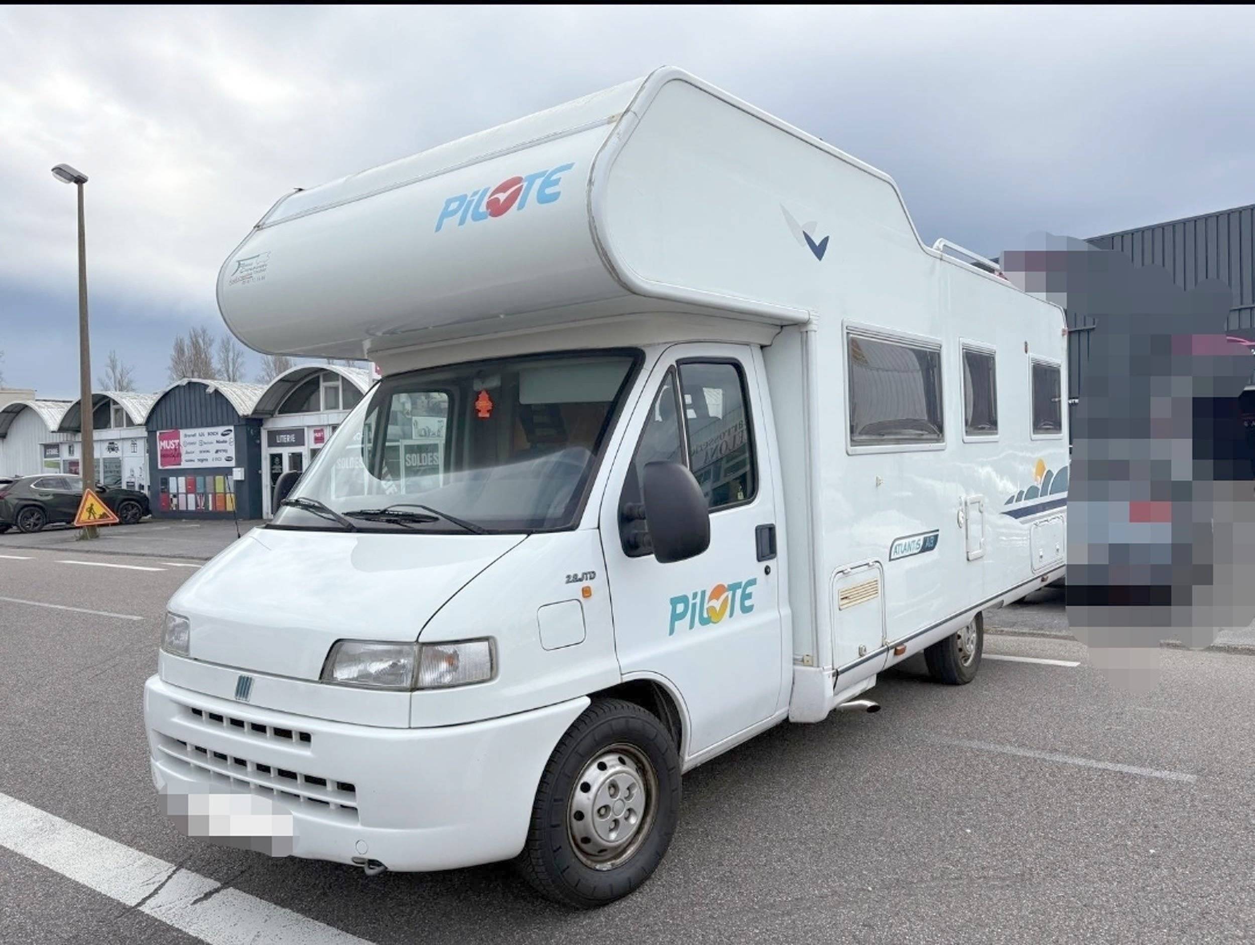 schräge Vorderansicht Fiat ducato 2.8 JTD - Yescapa