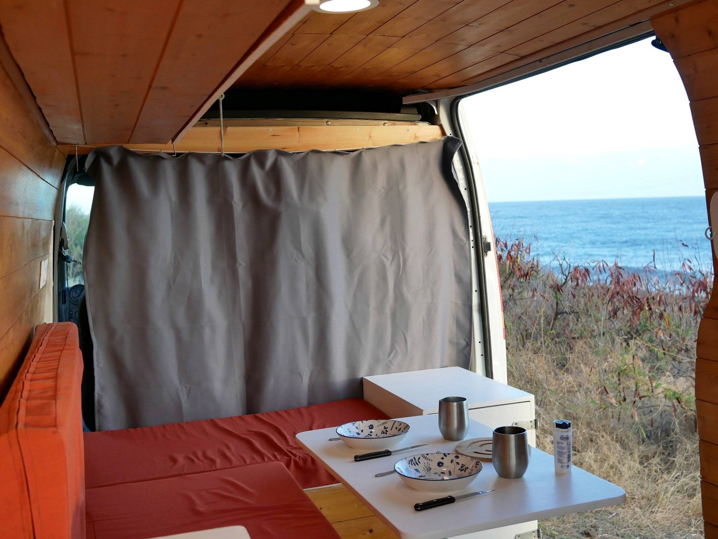 Dining Area Renault Master 3 - Yescapa