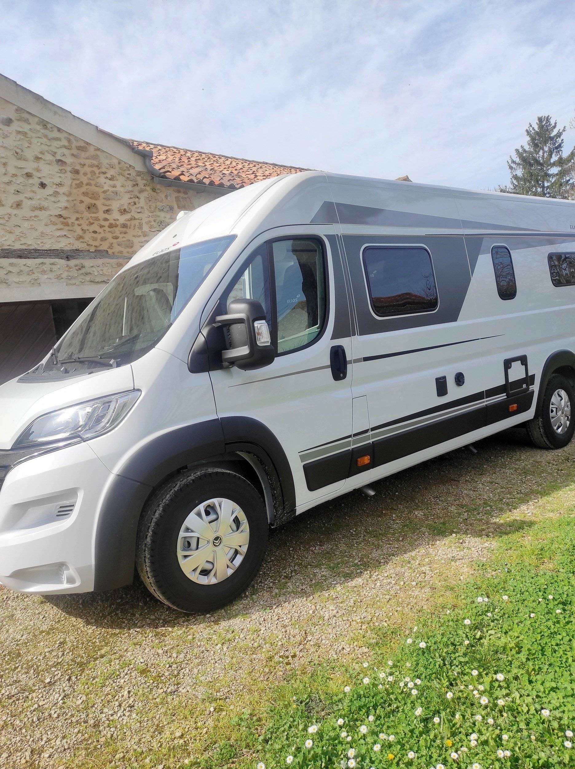 Rent Converted van Assais-les-Jumeaux Elios Elios 63 LB