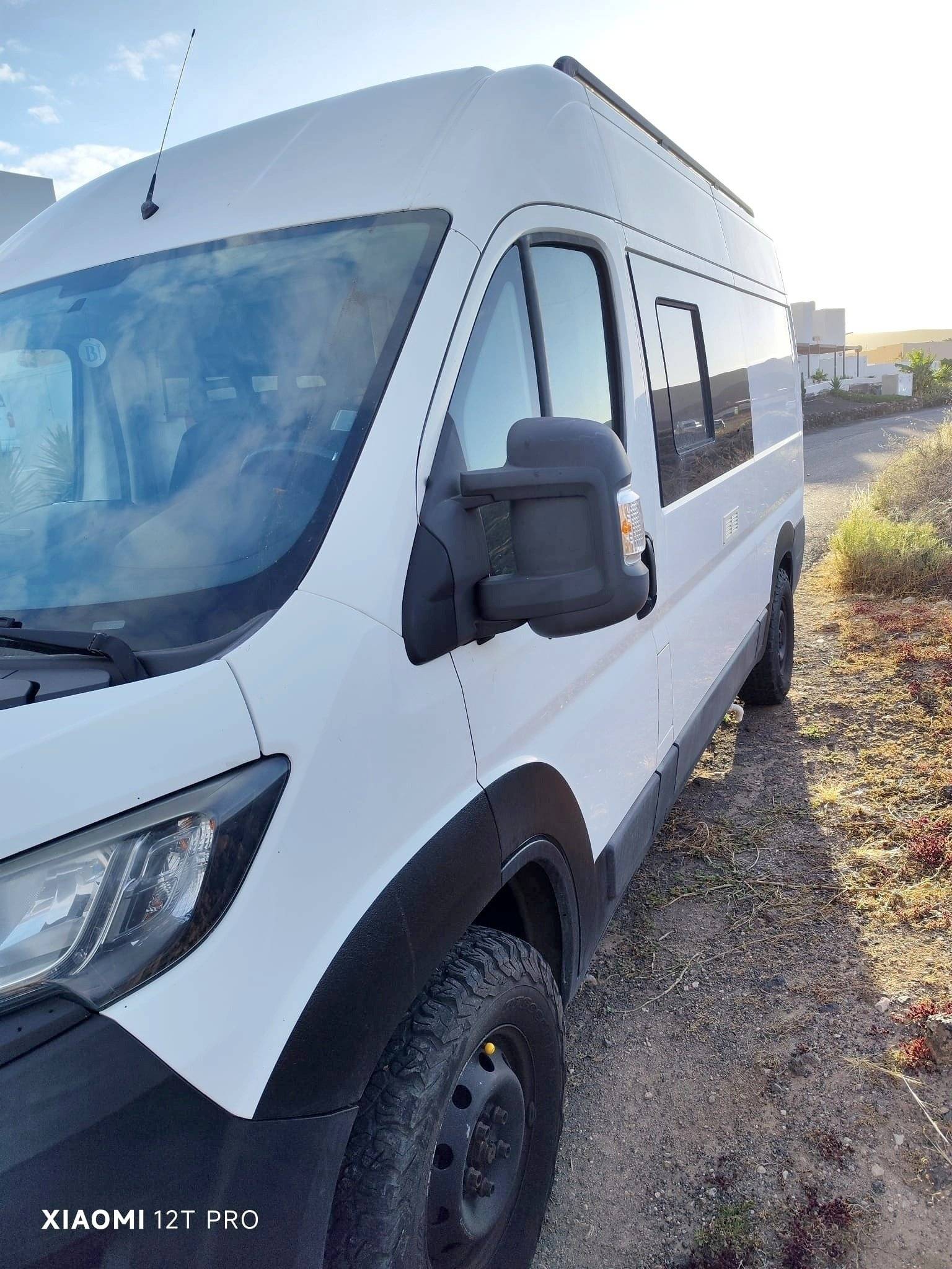 Vista del vehículo ángulo delantero Peugeot Boxer 2,2 l hdi 130 ch - Yescapa