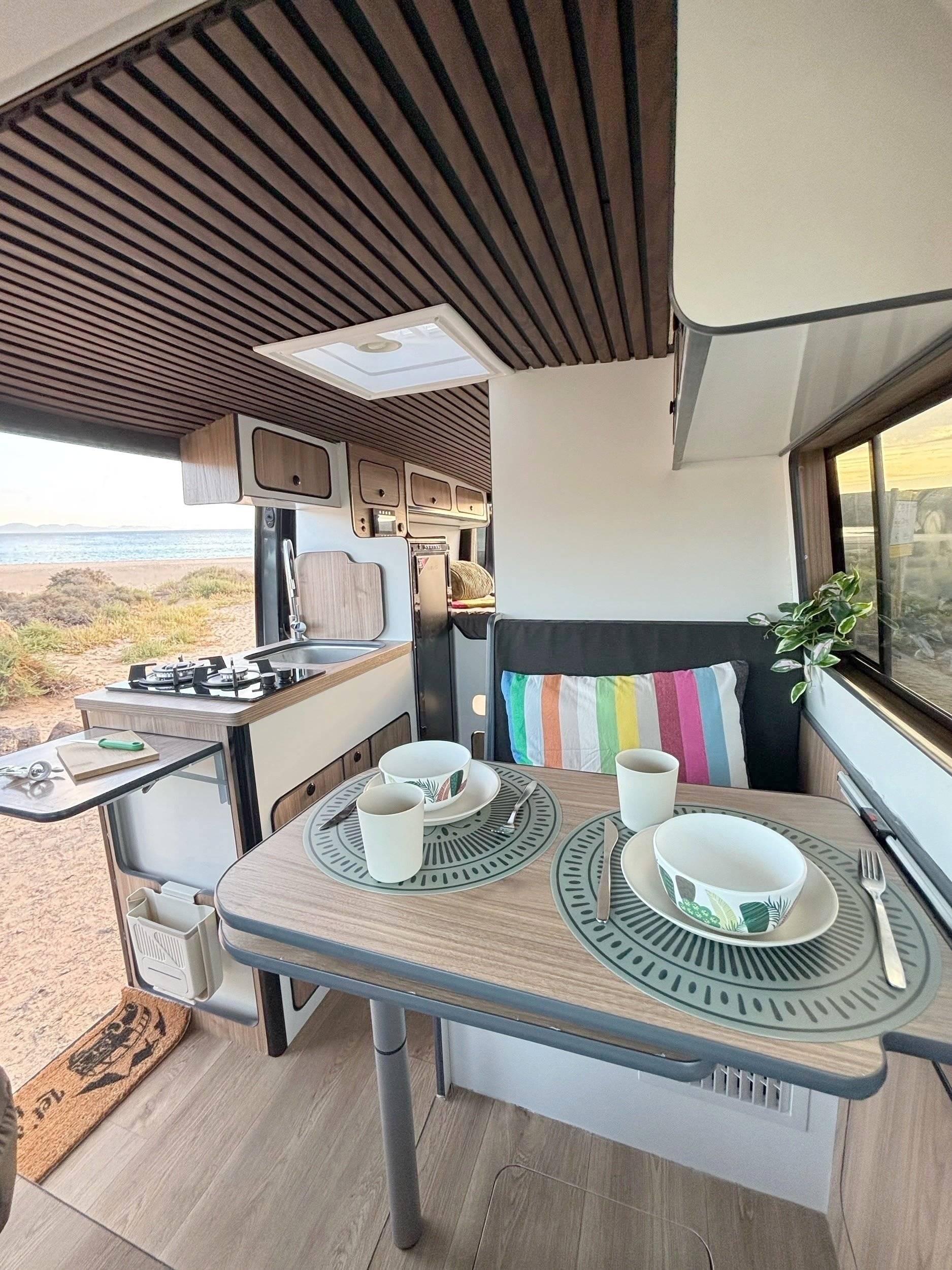 Dining Area Volkswagen Crafter 2,0 l 140 - Yescapa