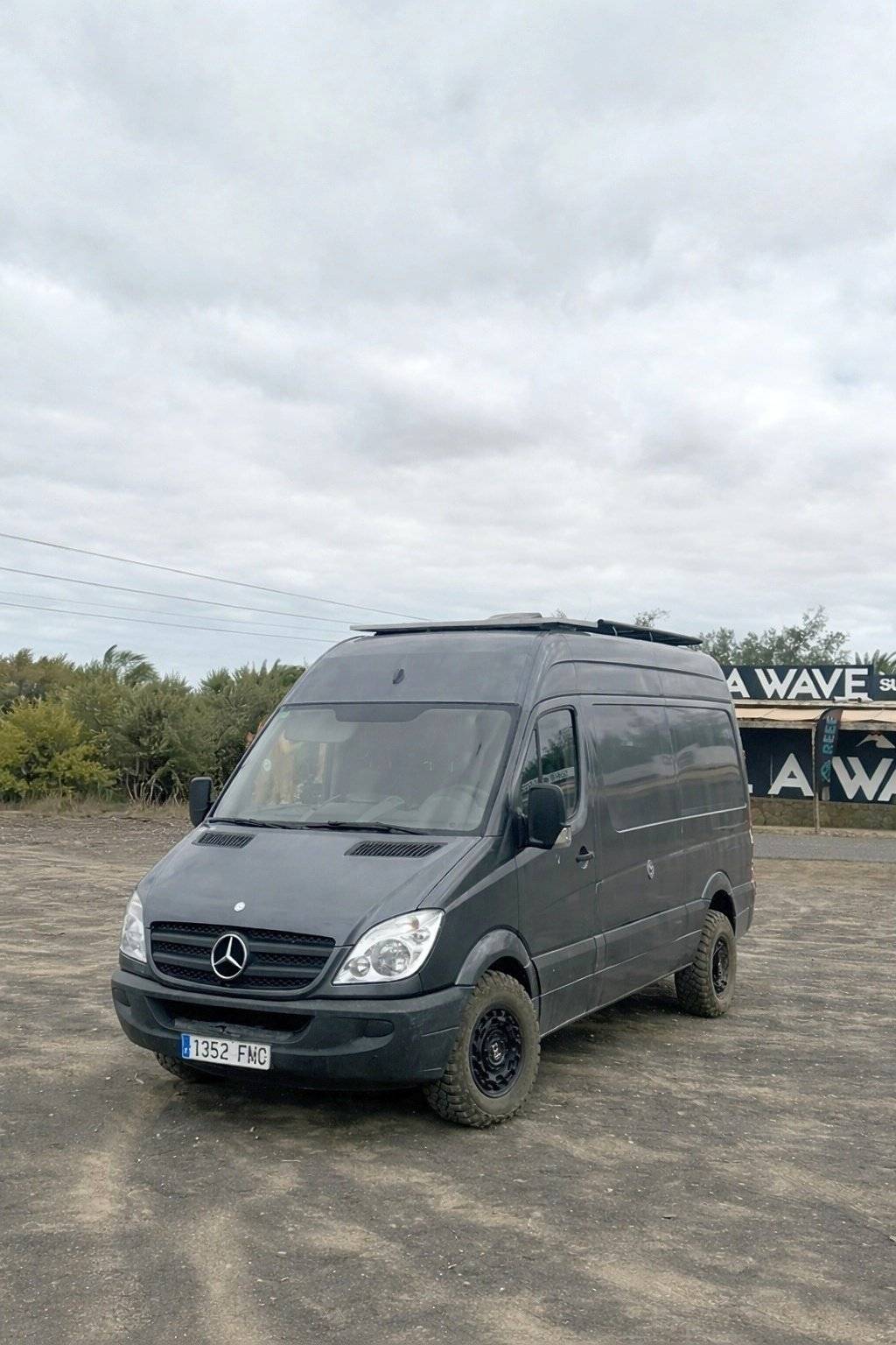 Front view from 3/4 Mercedes Mercedes - Yescapa