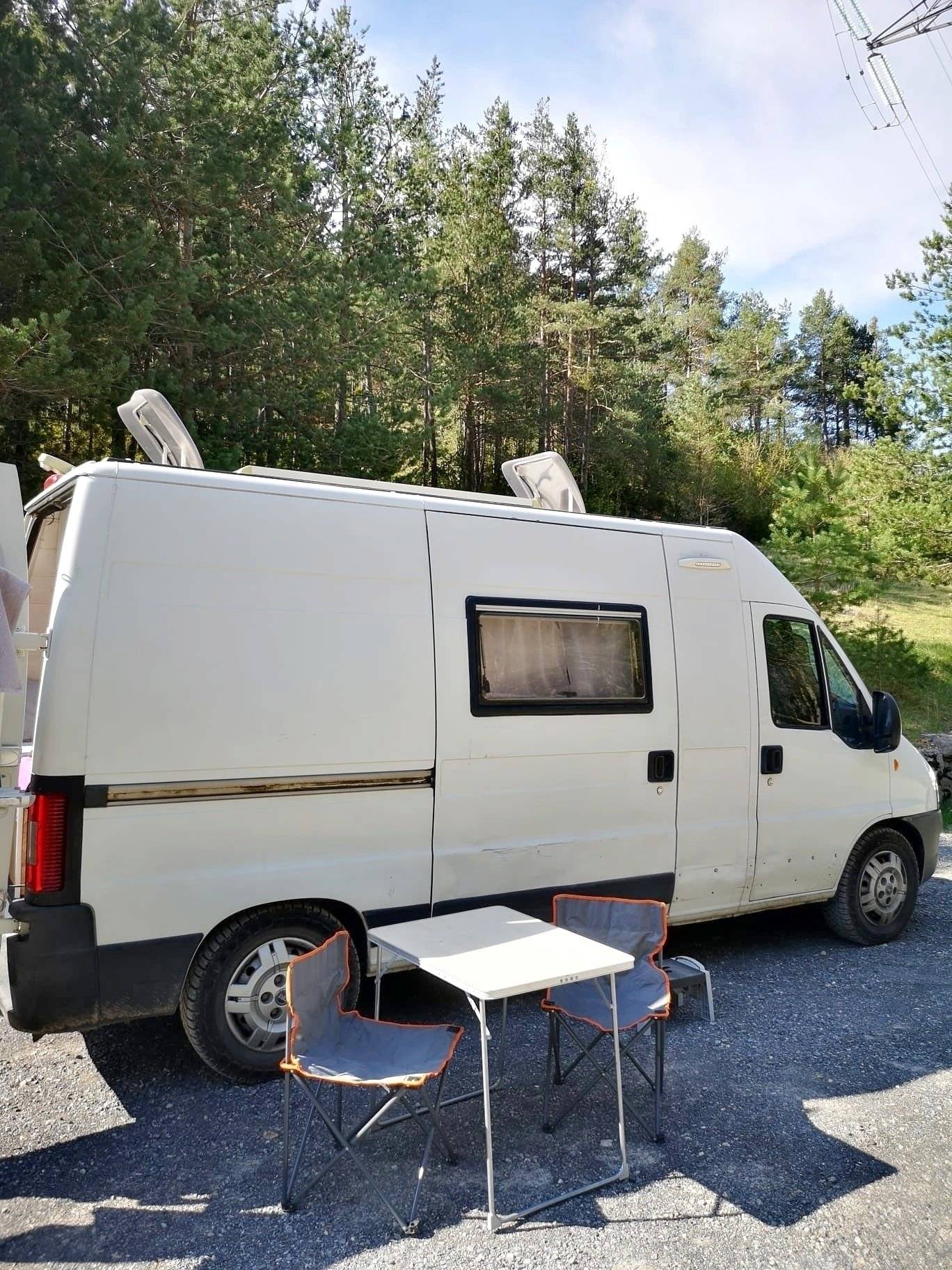 Vista del vehículo ángulo delantero Fiat Ducato 2,3 l JTD 130 ch. - Yescapa