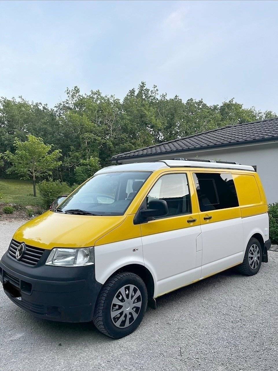 Vista del vehículo ángulo delantero Volkswagen T5 2,0 l 84 ch - Yescapa