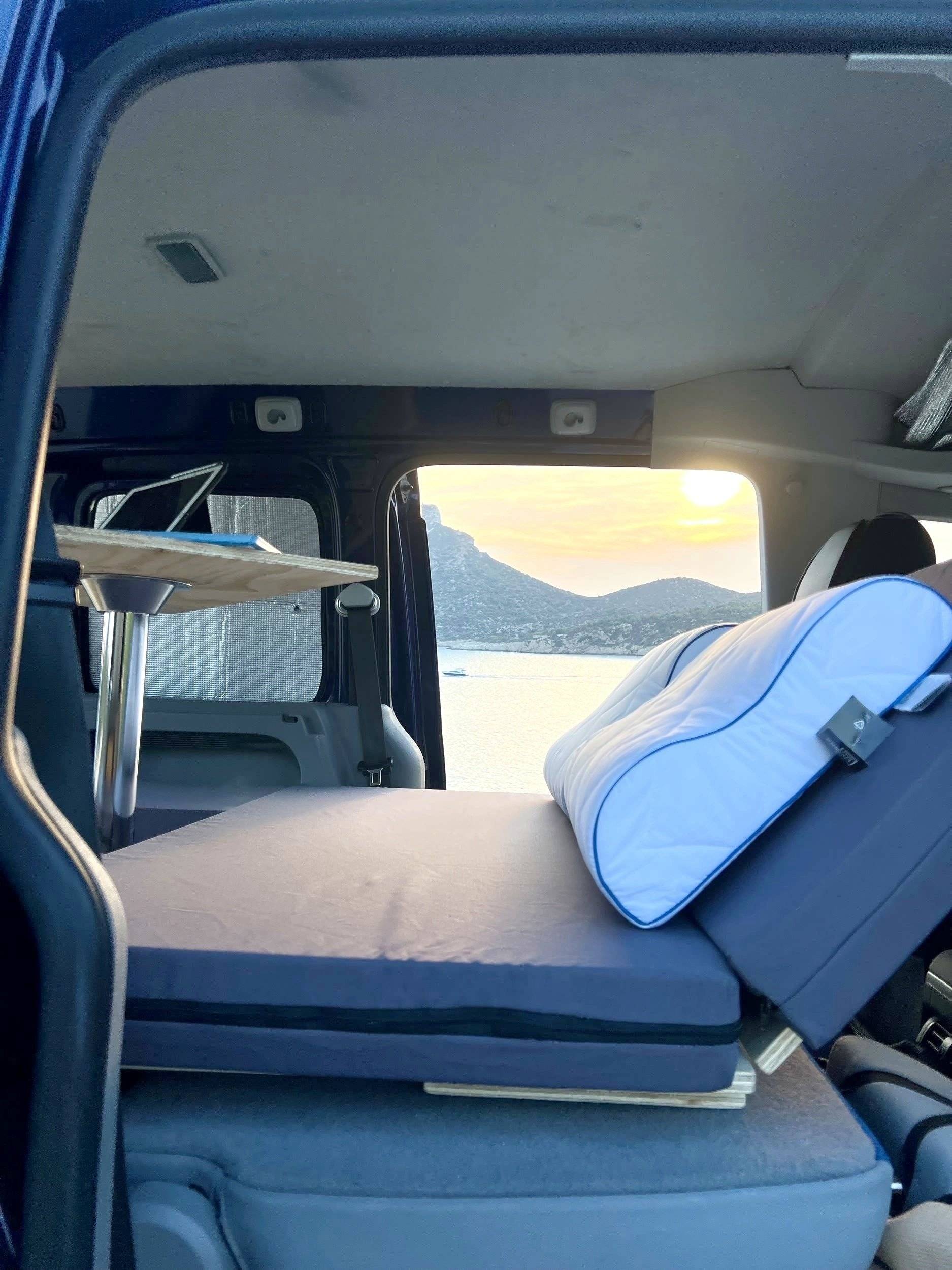 Dining Area Volkswagen volkswagen caddy - Yescapa