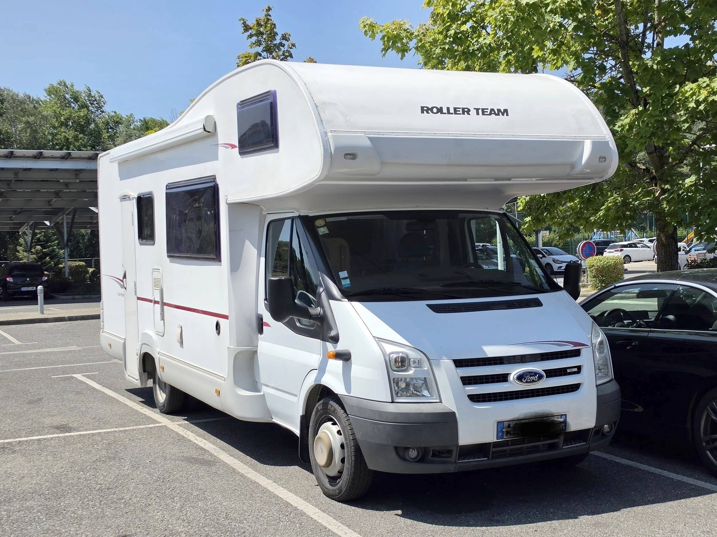 Vista frontale a ¾ Ford Transit 2,2 l 140 ch - Yescapa