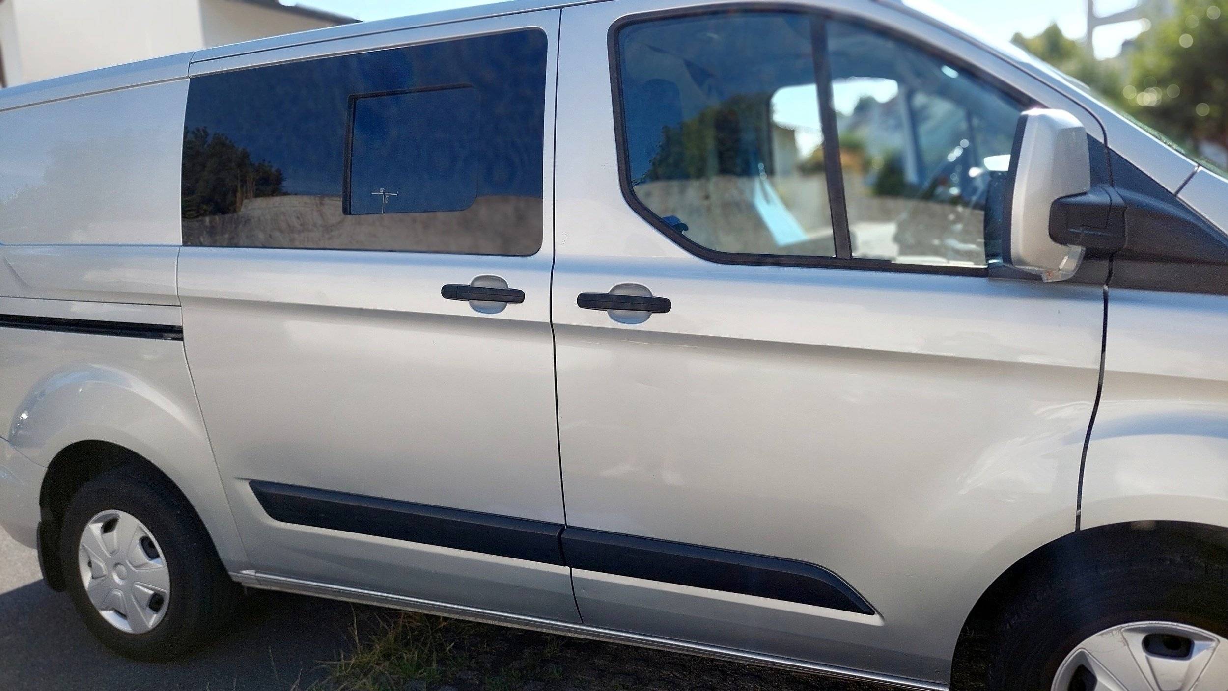 Vista de 3/4 Ford Custom 2,0 l 130 ch - Yescapa