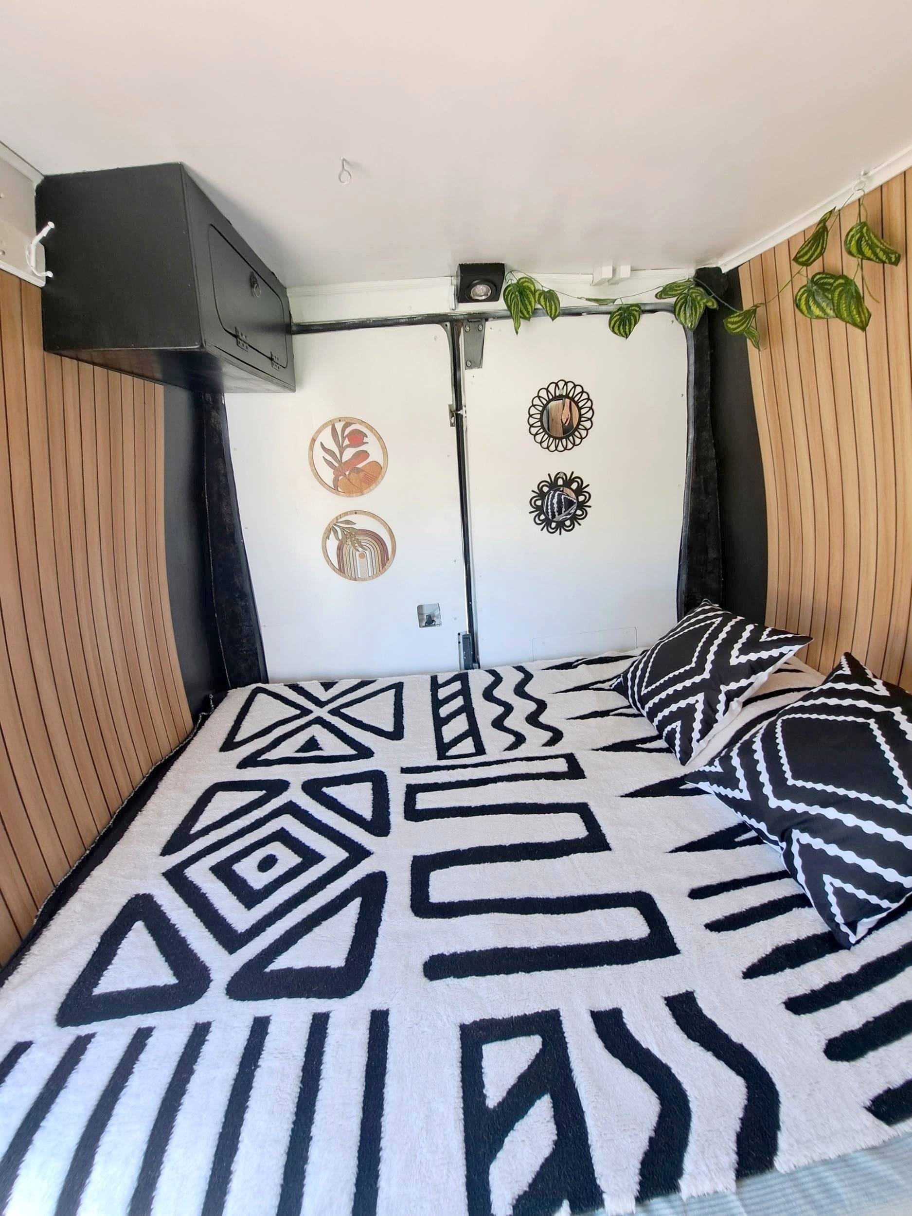 Front view from 3/4 Peugeot Boxer - Yescapa