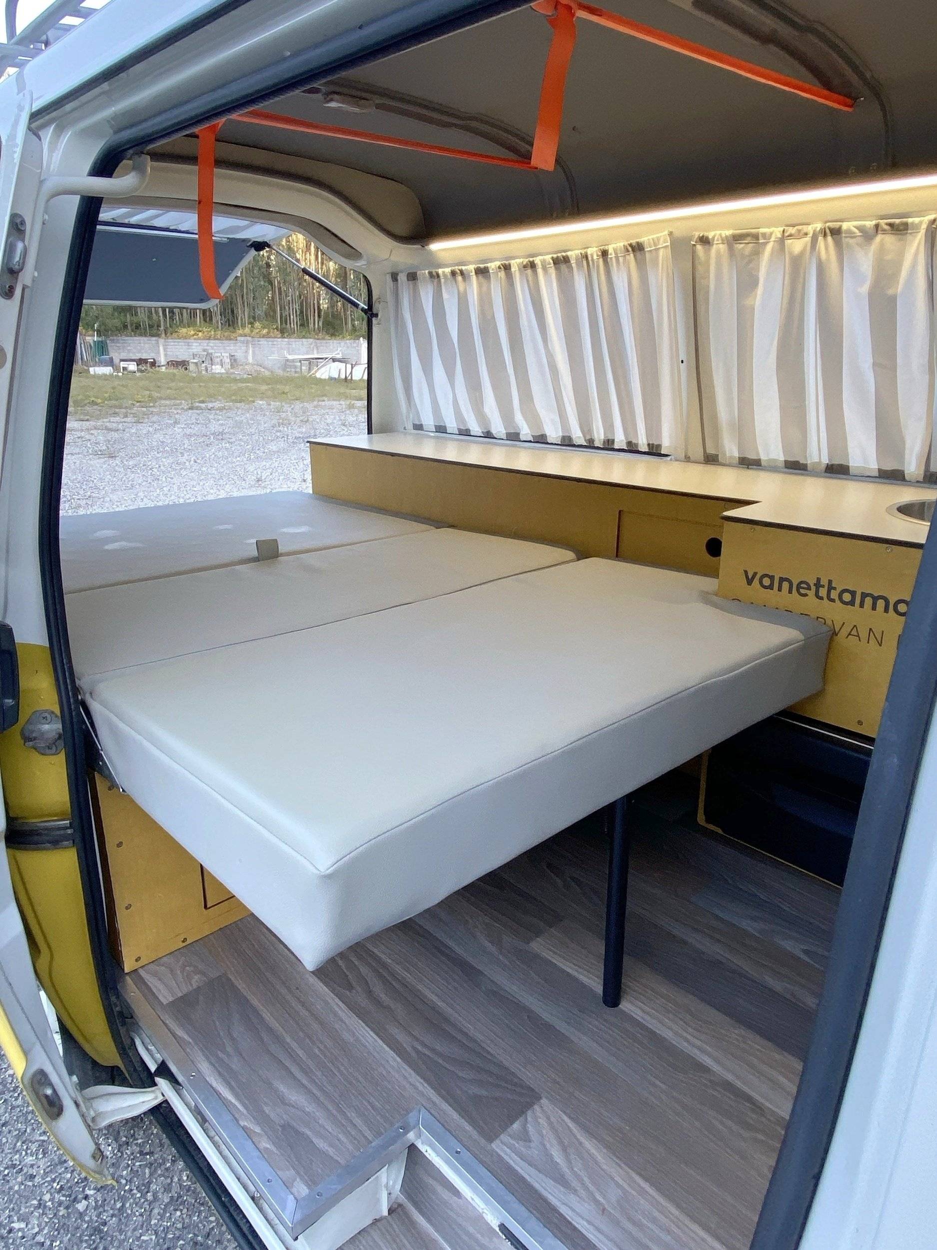 Slaapplaatsen Nissan Vanette - Yescapa