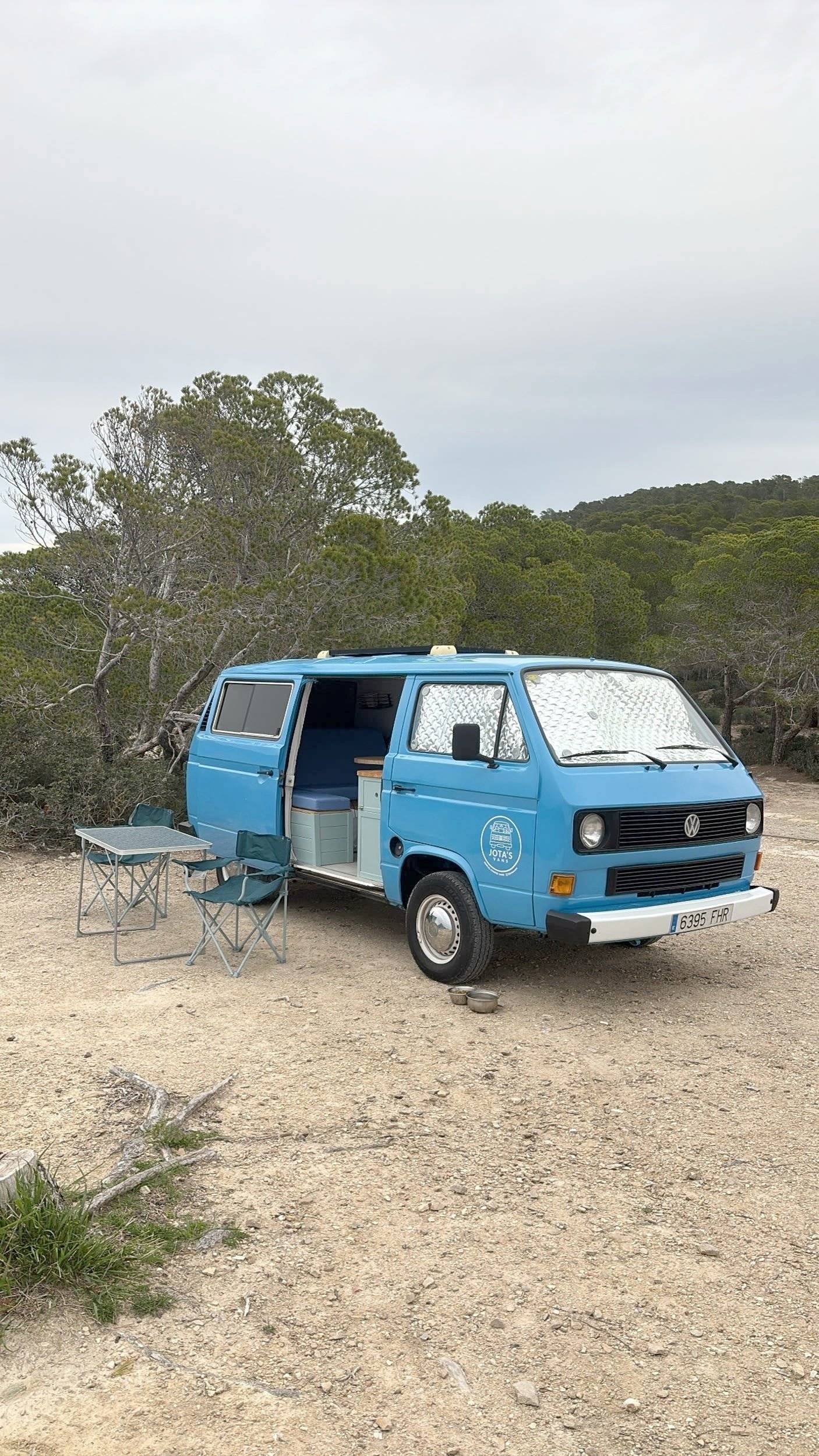 Front view from 3/4 Volkswagen T3 - Yescapa