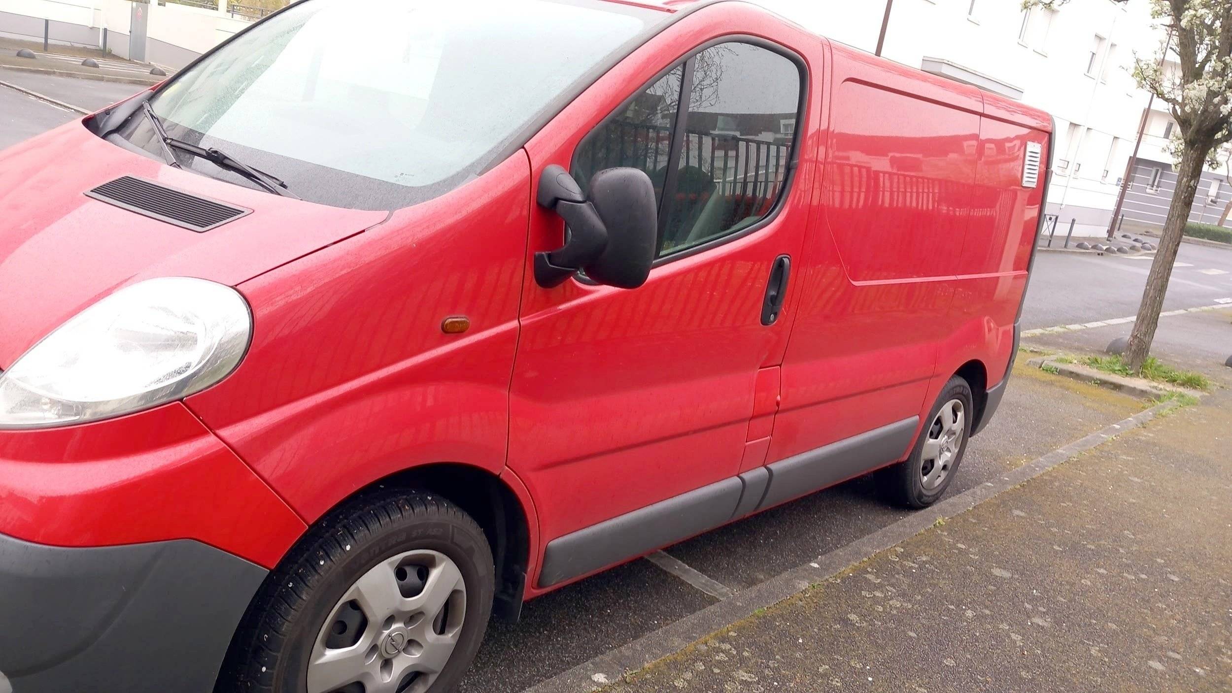 Vista de 3/4 Opel Vivaro - Yescapa