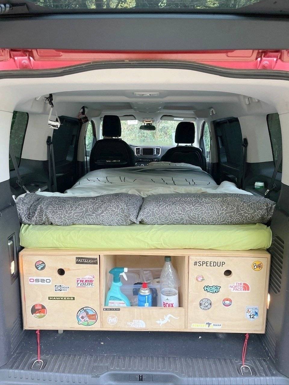 Dining Area Citroën SpaceTourer - Yescapa