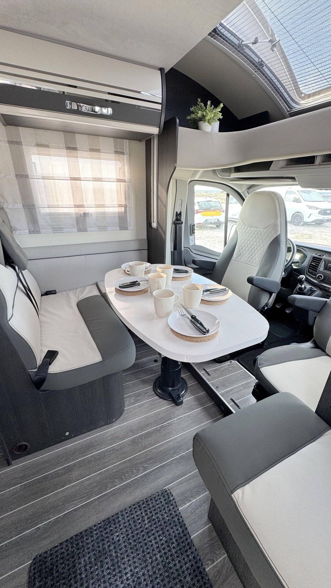Comedor Ford Transit 2.0 TDI 170 CV - Yescapa