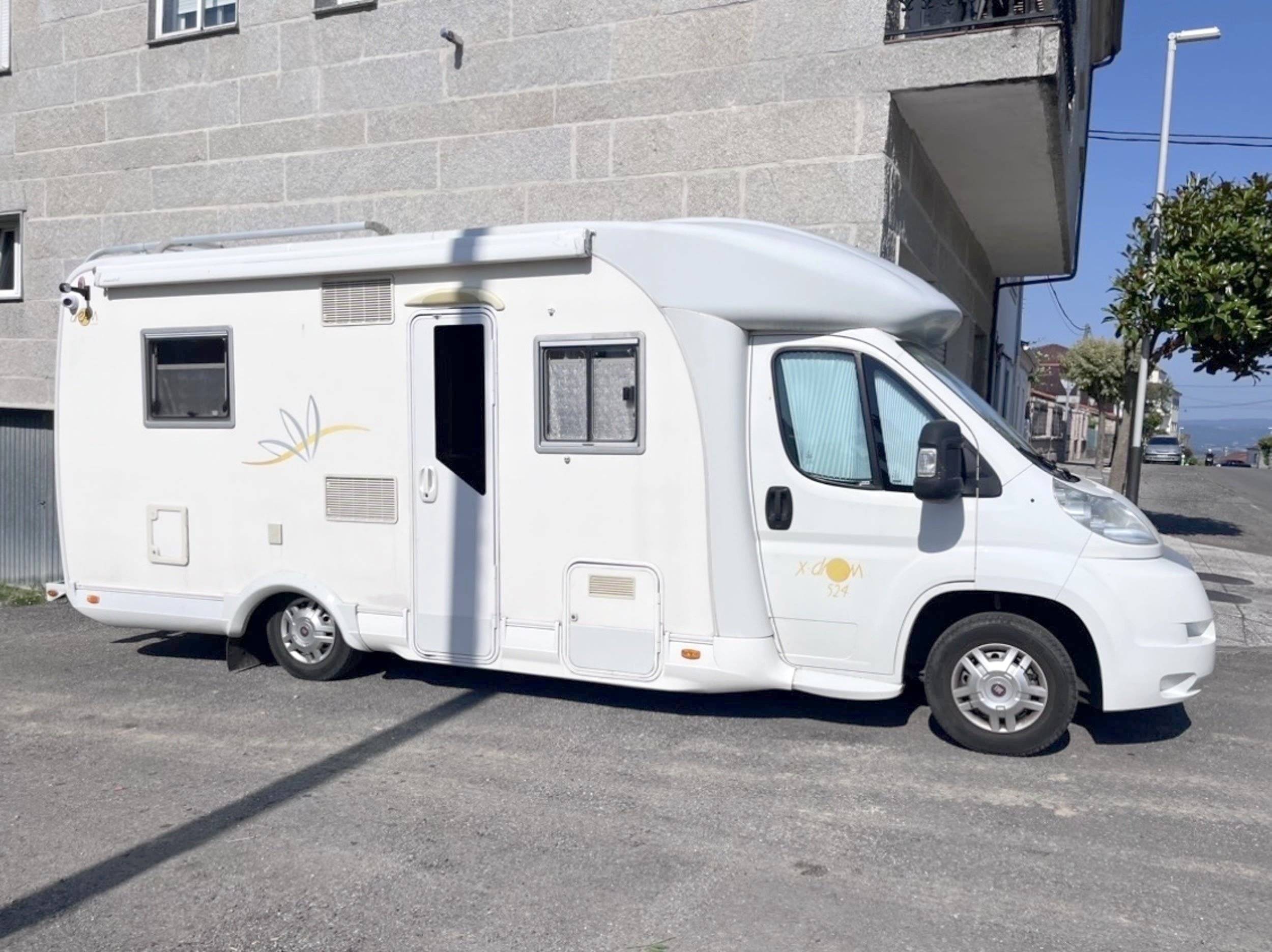 Dining Area Fiat Ducato 2,2 l Multijet 130 ch. - Yescapa